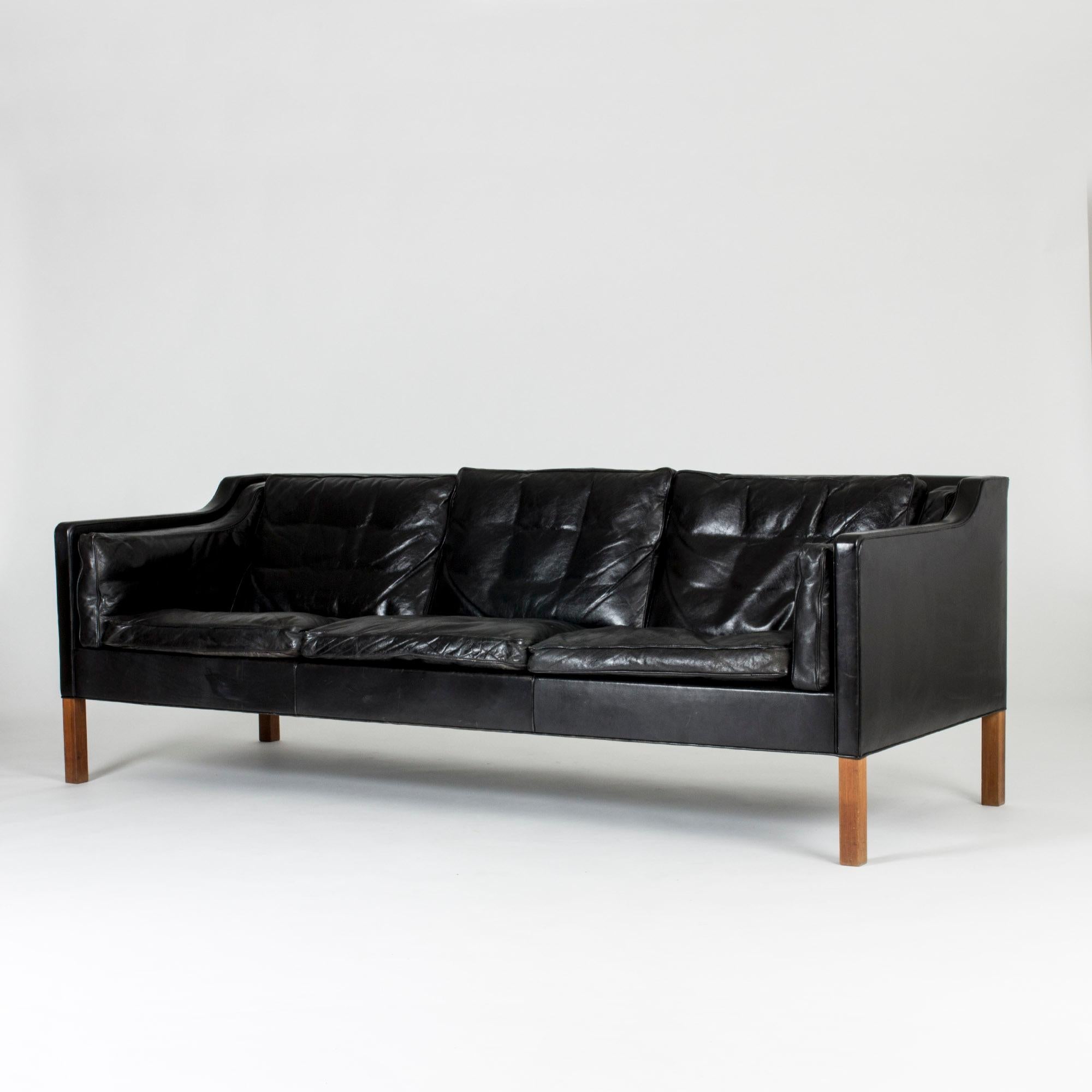 Elegant black leather sofa by Børge Mogensen, model 2213. Nicely aged leather and great comfort.