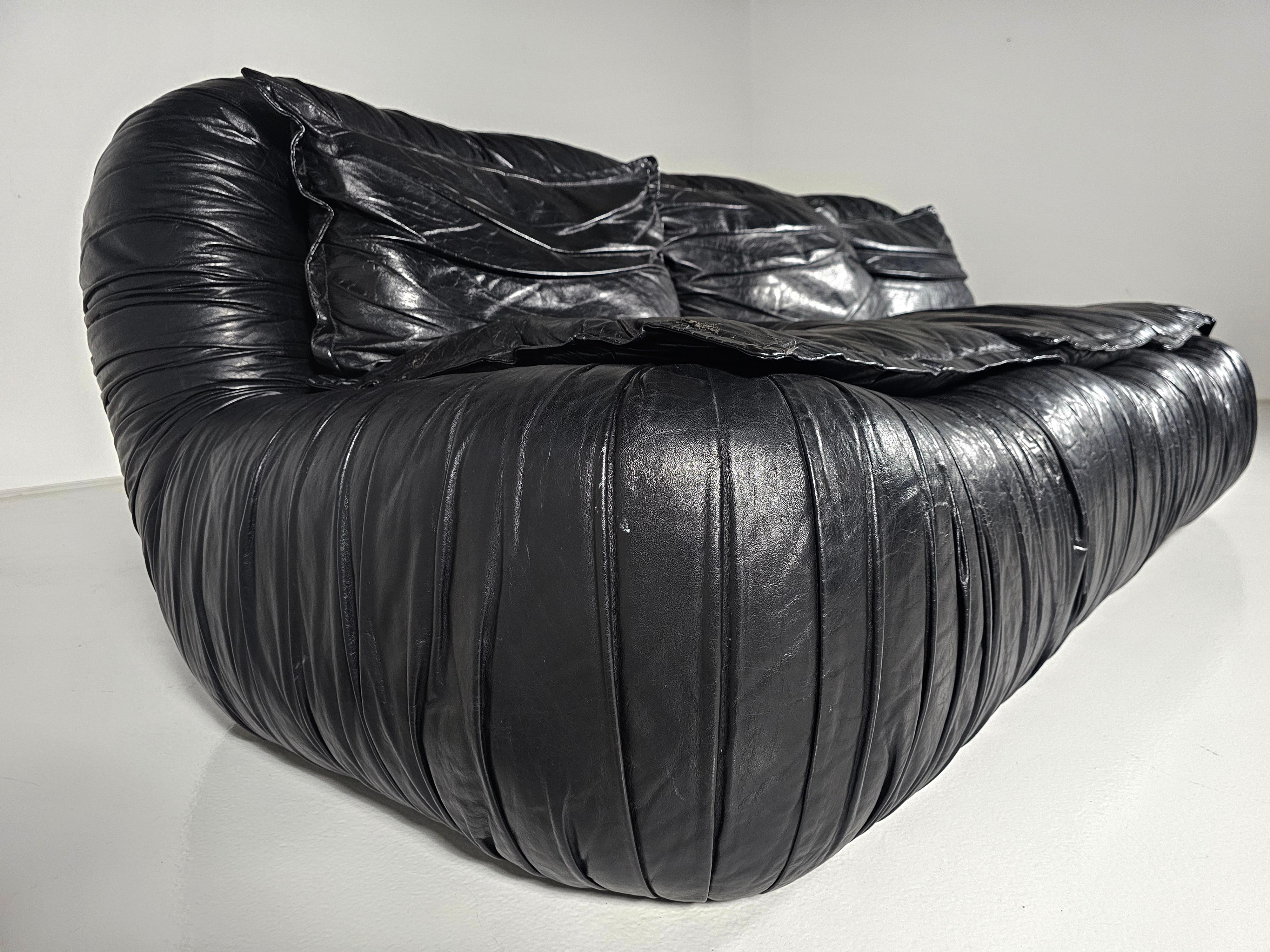 Late 20th Century Black leather sofa by De Pas, d'Urbino and Lomazzi for Dall'Oca, 1970s For Sale