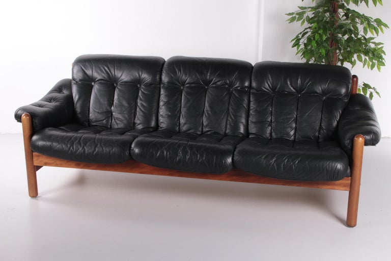 Beautiful 3 seater made of wood with leather upholstery.

This sofa is still in top condition, beautifully finished with buttons that are all still present.

This sofa also has perfect seating comfort.

Very good vintage condition that is