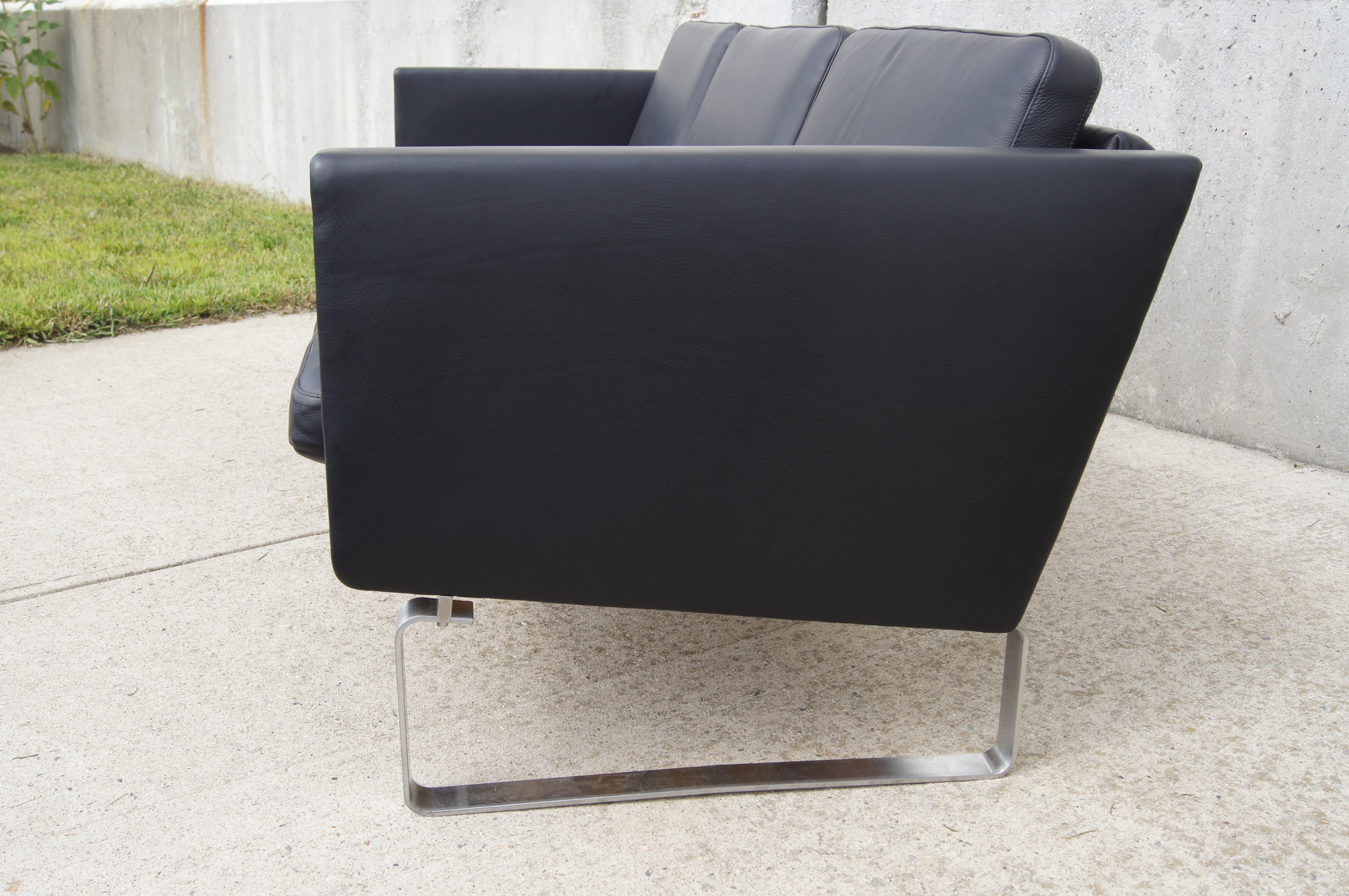 Black Leather Sofa by Hans Wegner, Model CH103, for Carl Hansen & Son For Sale 1