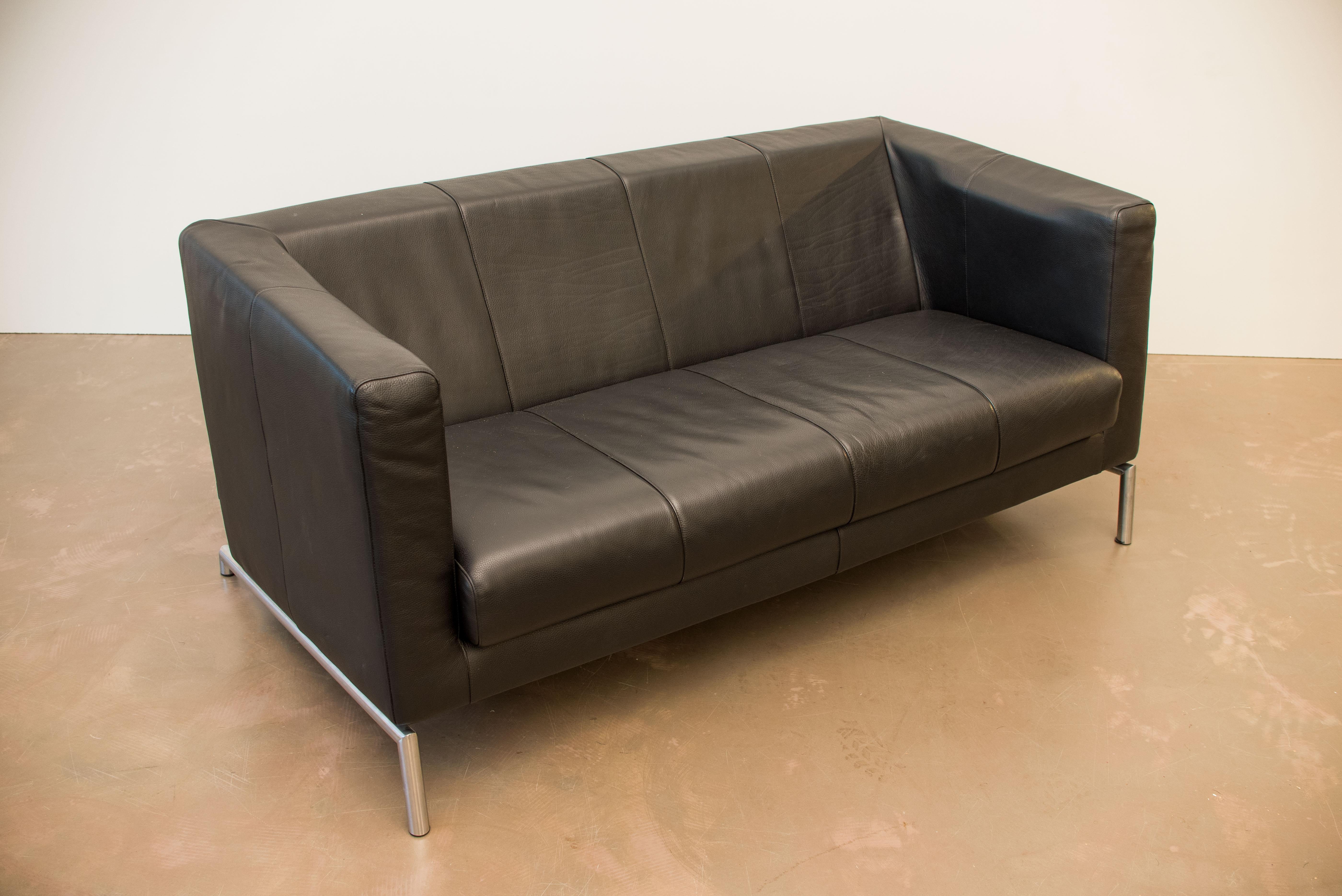 Mid-Century leather sofa from Montis
This three-seat sofa features upholstery in black leather.