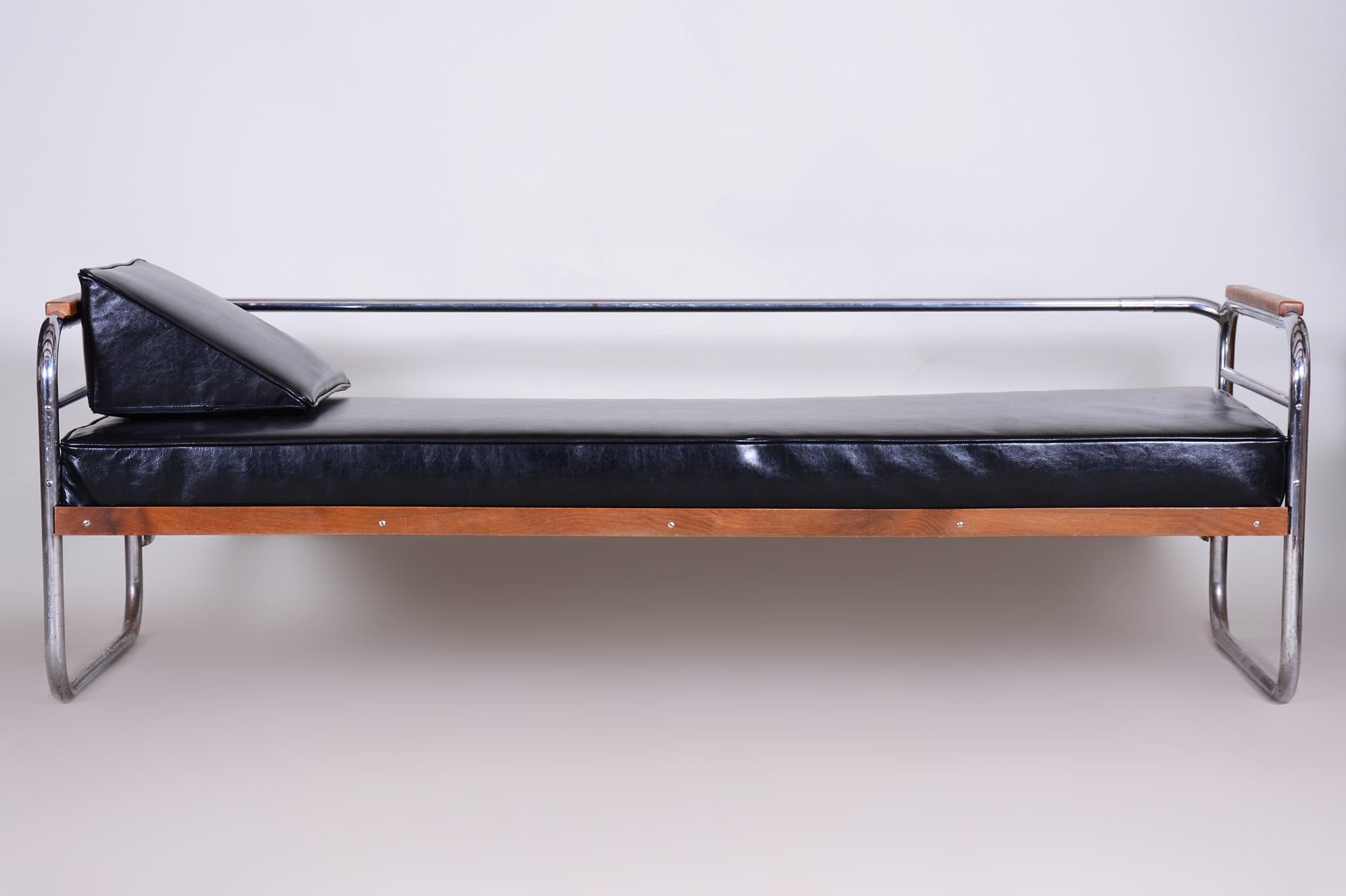 Das Sofa wurde von unserem professionellen Aufarbeitungsteam in Tschechien komplett restauriert, mit neuem, hochwertigem Leder, vollständig poliertem Chrom und aufgefrischtem Buchenholz. 

Er wurde in den 1930er Jahren in Tschechien vom