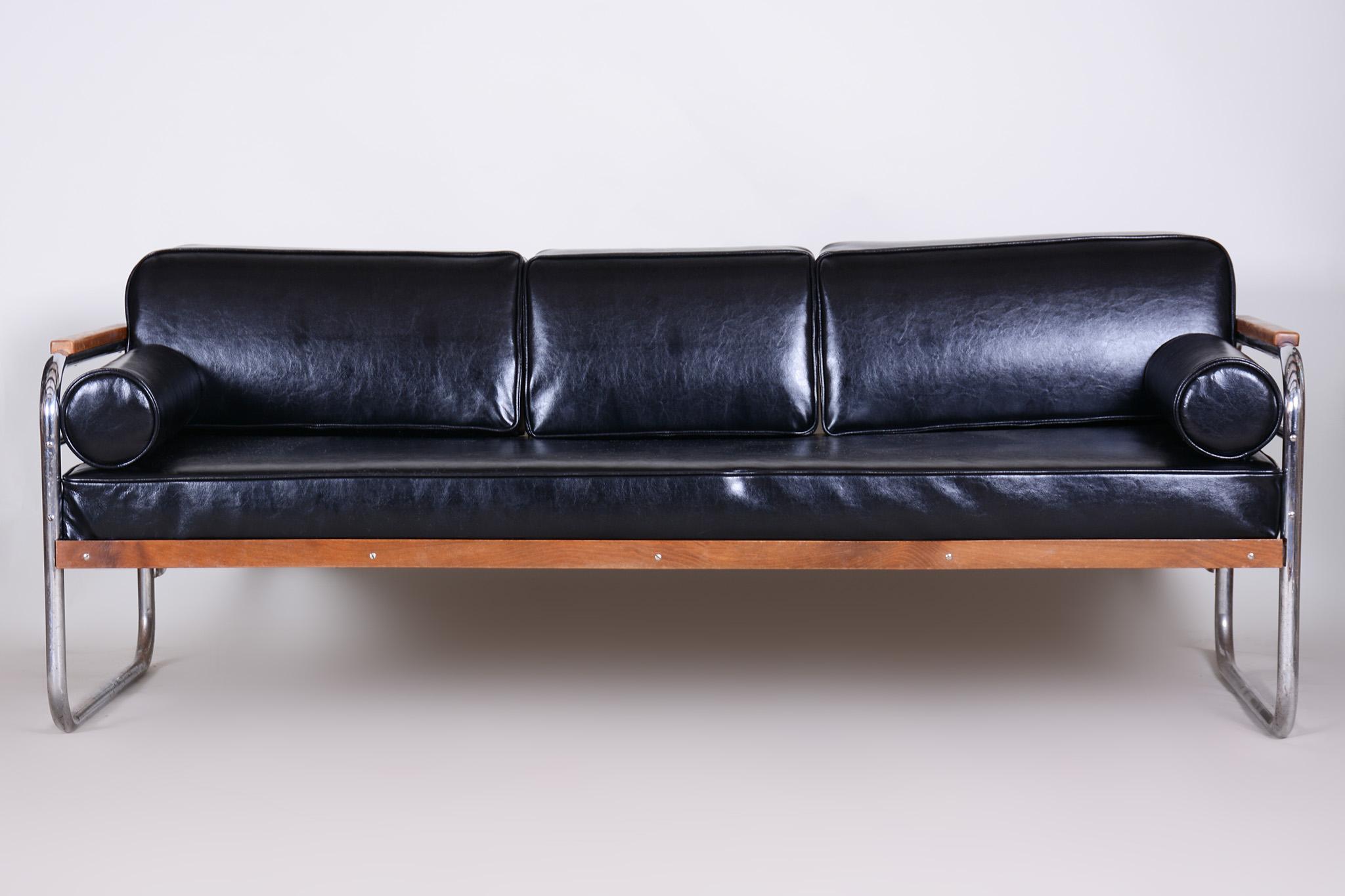 Schwarzes Sofa aus schwarzem Leder von Thonet aus den 1930er Jahren in Tschechien im Zustand „Gut“ im Angebot in Horomerice, CZ