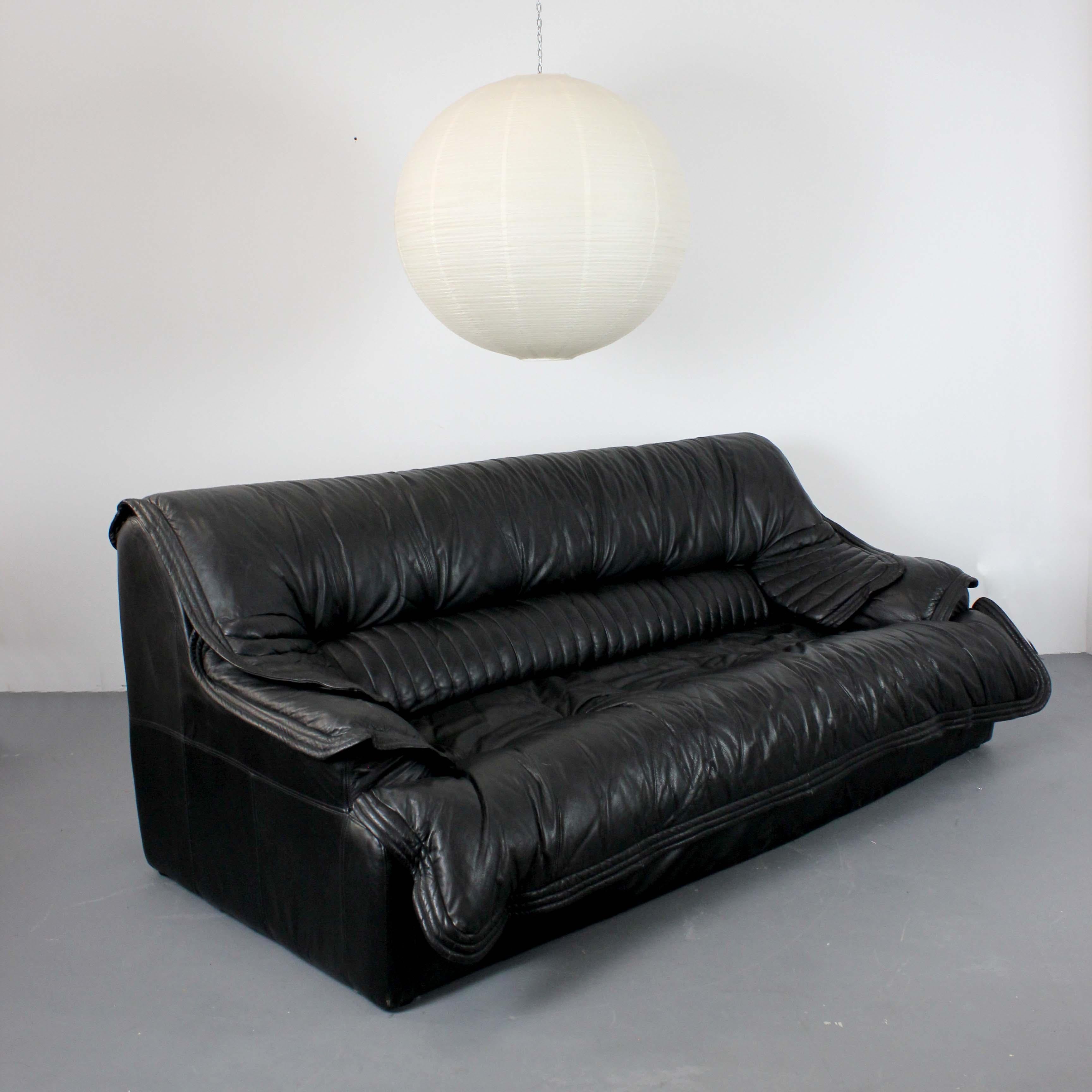 Spagnolo Divano in pelle nera - Spagna - C.C. 1970 in vendita
