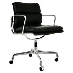 Chaise en cuir noir à coussin souple par Charles and Ray Eames pour Herman Miller, années 1970