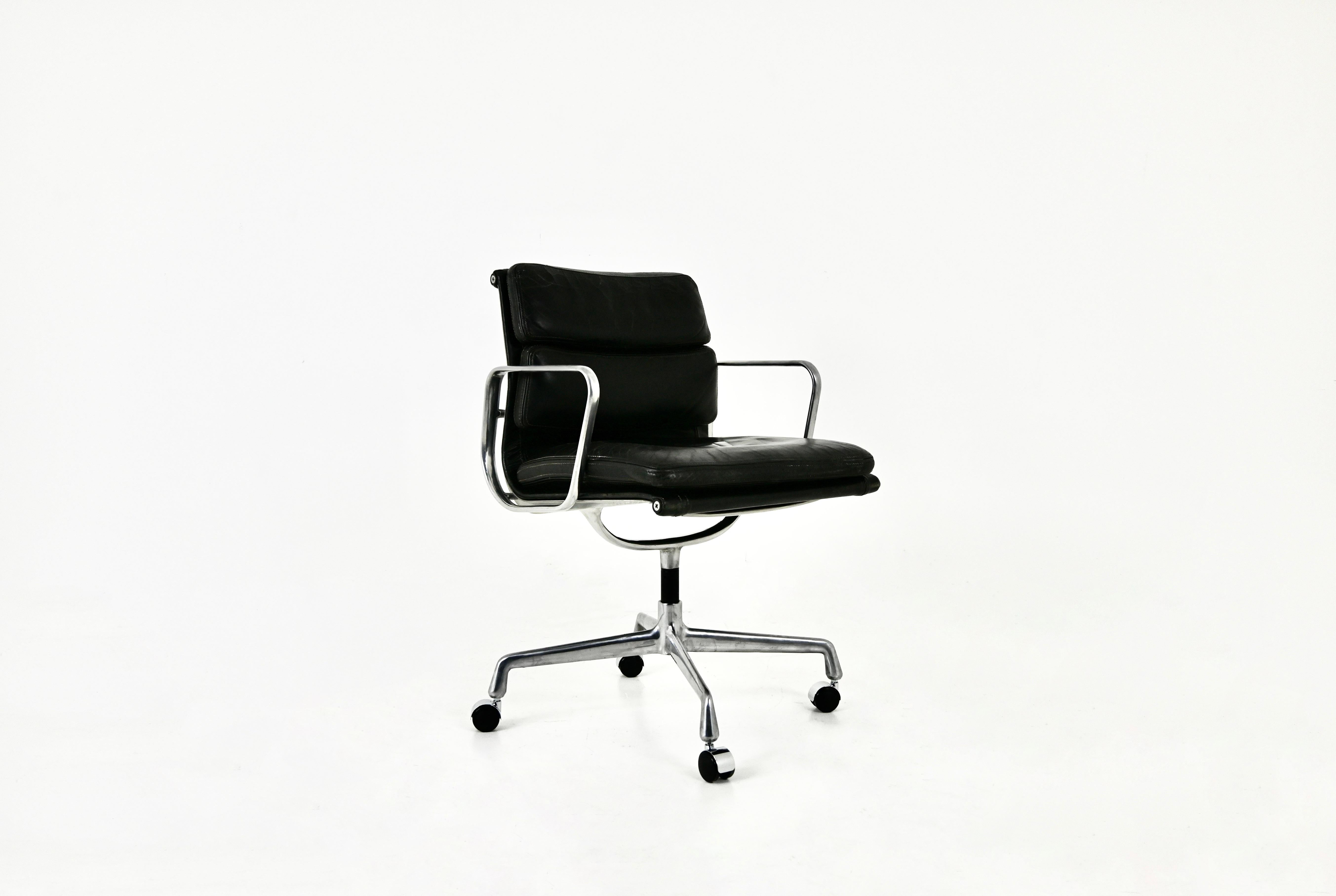  Schwarzer Ledersessel mit Aluminiumfuß und Rädern. Herman Miller gestempelt. Er schaltet sich selbst ein. Sitzhöhe 53 cm. Abnutzung durch die Zeit und das Alter des Sessels.
FÜR DEN VERSAND, FRAGEN SIE UNS, UM DEN BESTEN PREIS ZU ERHALTEN

