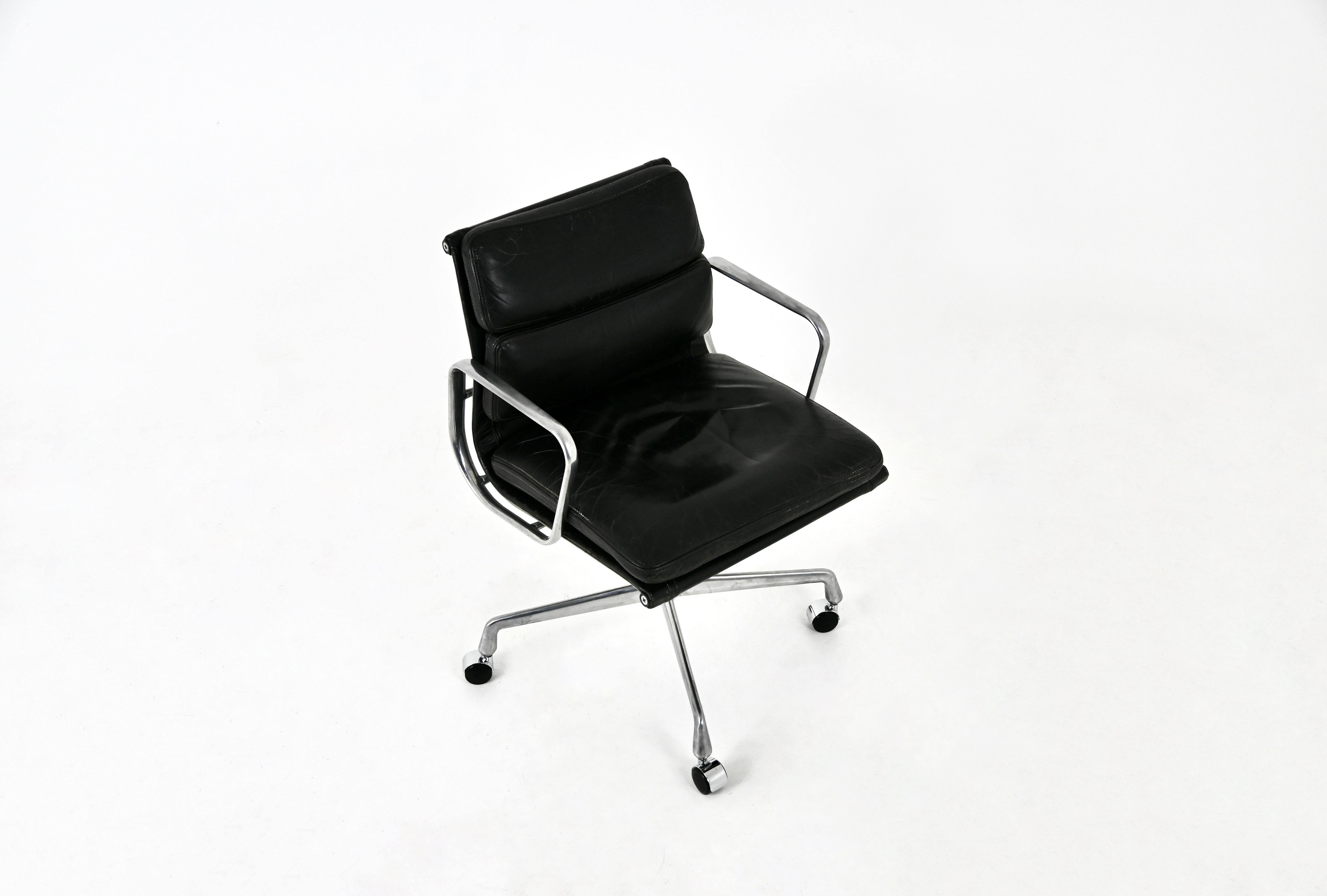 Black Leather Soft Pad Chair von Charles and Ray Eames für Herman Miller, 1970er Jahre (Moderne der Mitte des Jahrhunderts) im Angebot