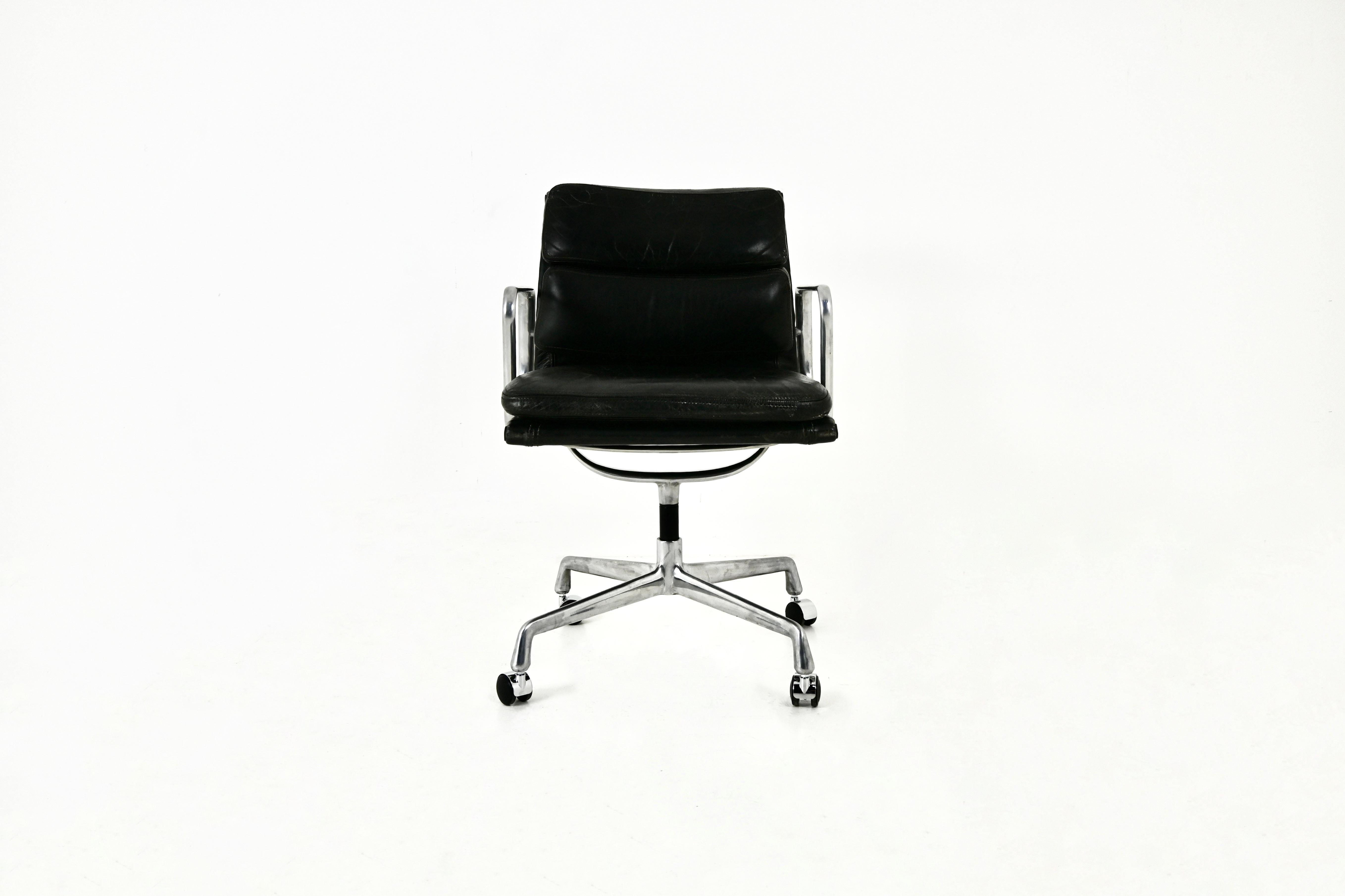 Black Leather Soft Pad Chair von Charles and Ray Eames für Herman Miller, 1970er Jahre (Italienisch) im Angebot