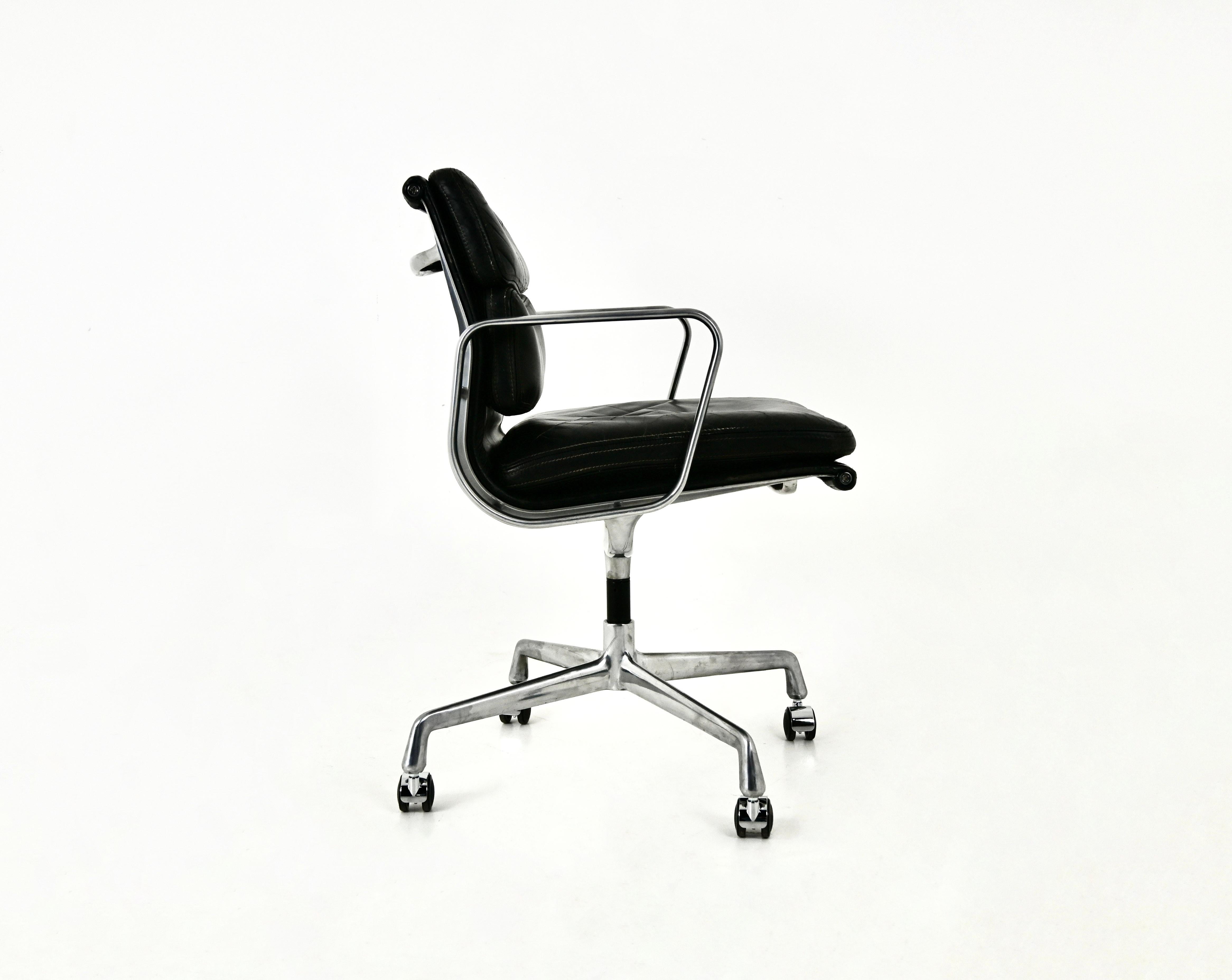 Black Leather Soft Pad Chair von Charles and Ray Eames für Herman Miller, 1970er Jahre im Zustand „Gut“ im Angebot in bruxelles, BE