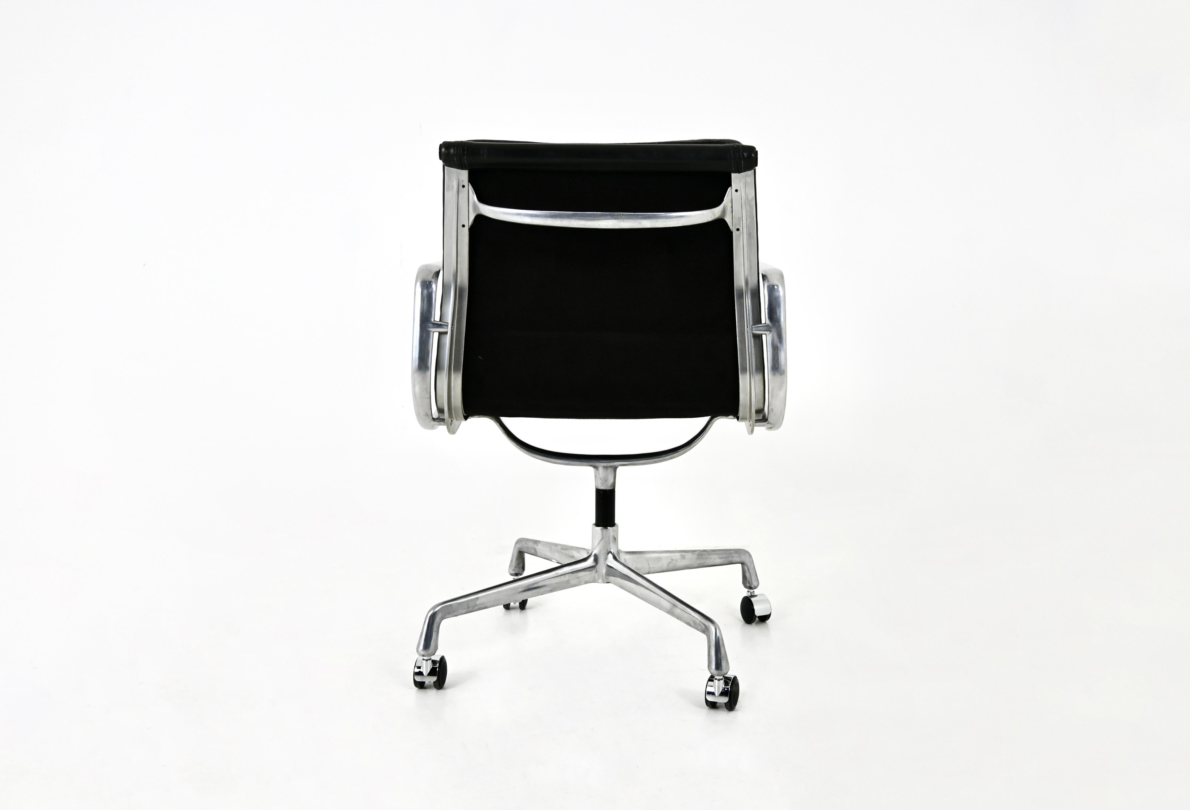 Black Leather Soft Pad Chair von Charles and Ray Eames für Herman Miller, 1970er Jahre (Ende des 20. Jahrhunderts) im Angebot