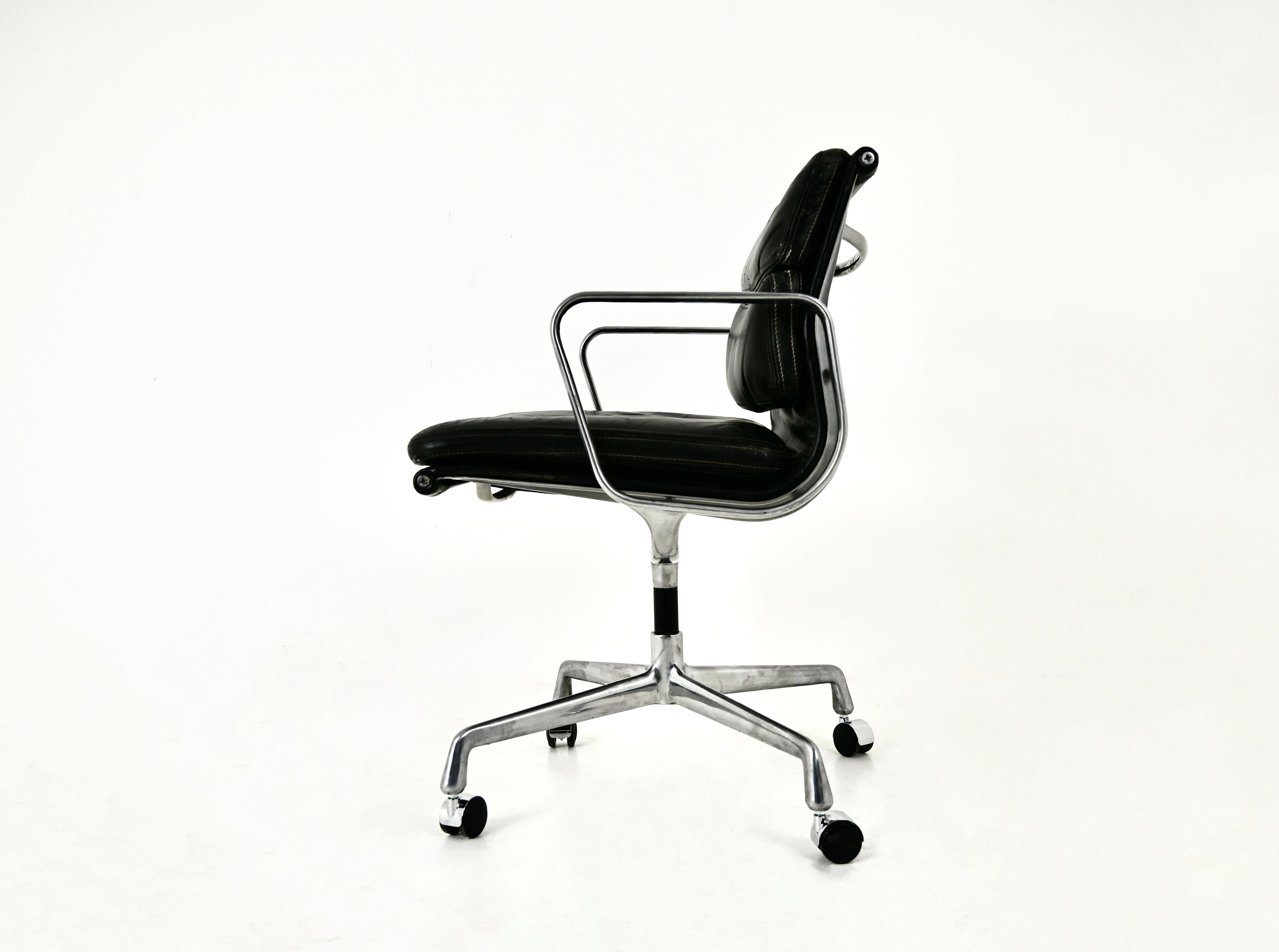 Black Leather Soft Pad Chair von Charles and Ray Eames für Herman Miller, 1970er Jahre (Aluminium) im Angebot