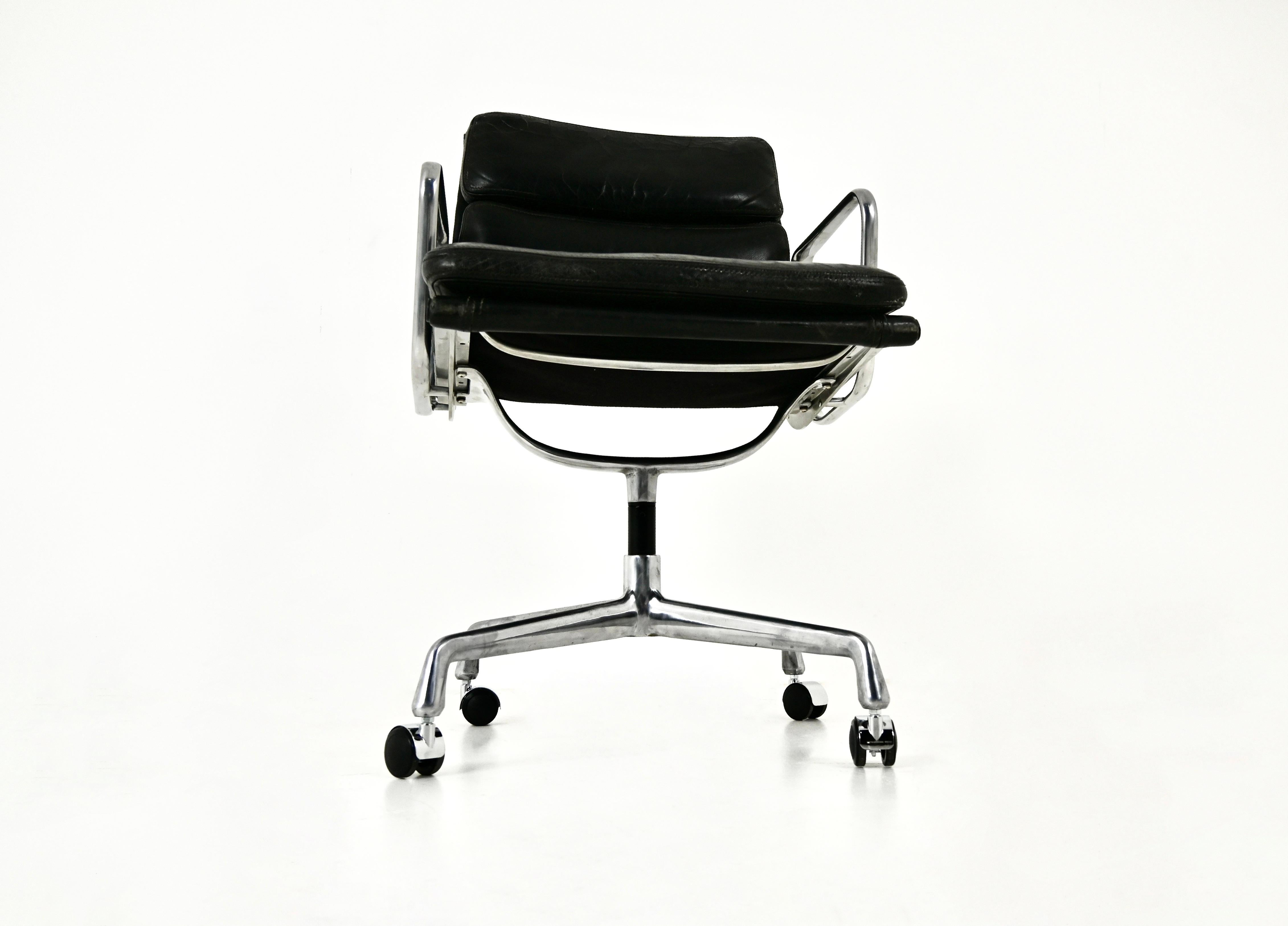 Black Leather Soft Pad Chair von Charles and Ray Eames für Herman Miller, 1970er Jahre im Angebot 1