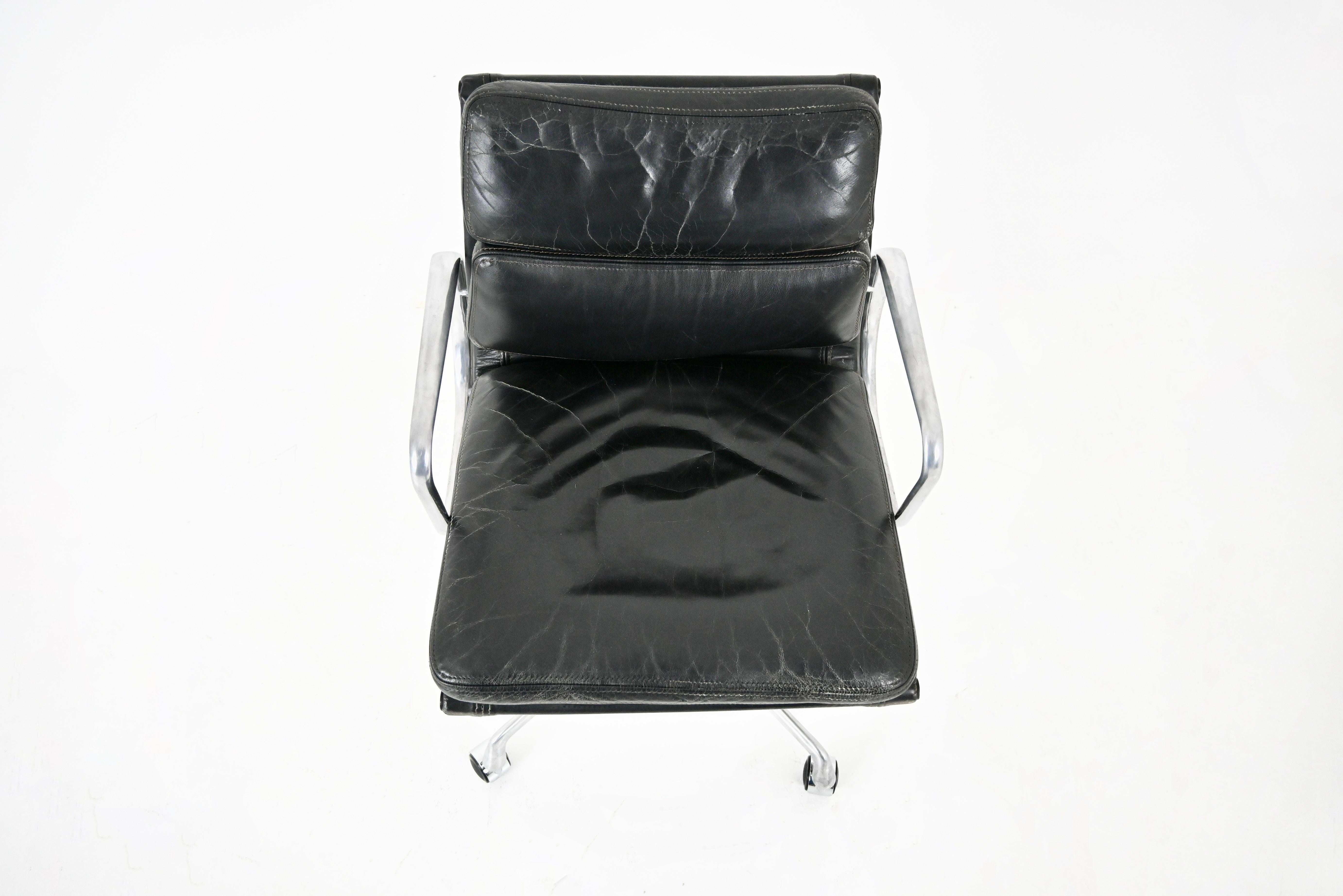 Black Leather Soft Pad Chair von Charles and Ray Eames für Herman Miller, 1970er Jahre im Angebot 2