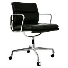 Silla Soft Pad de cuero negro de Charles and Ray Eames para Herman Miller, años 70
