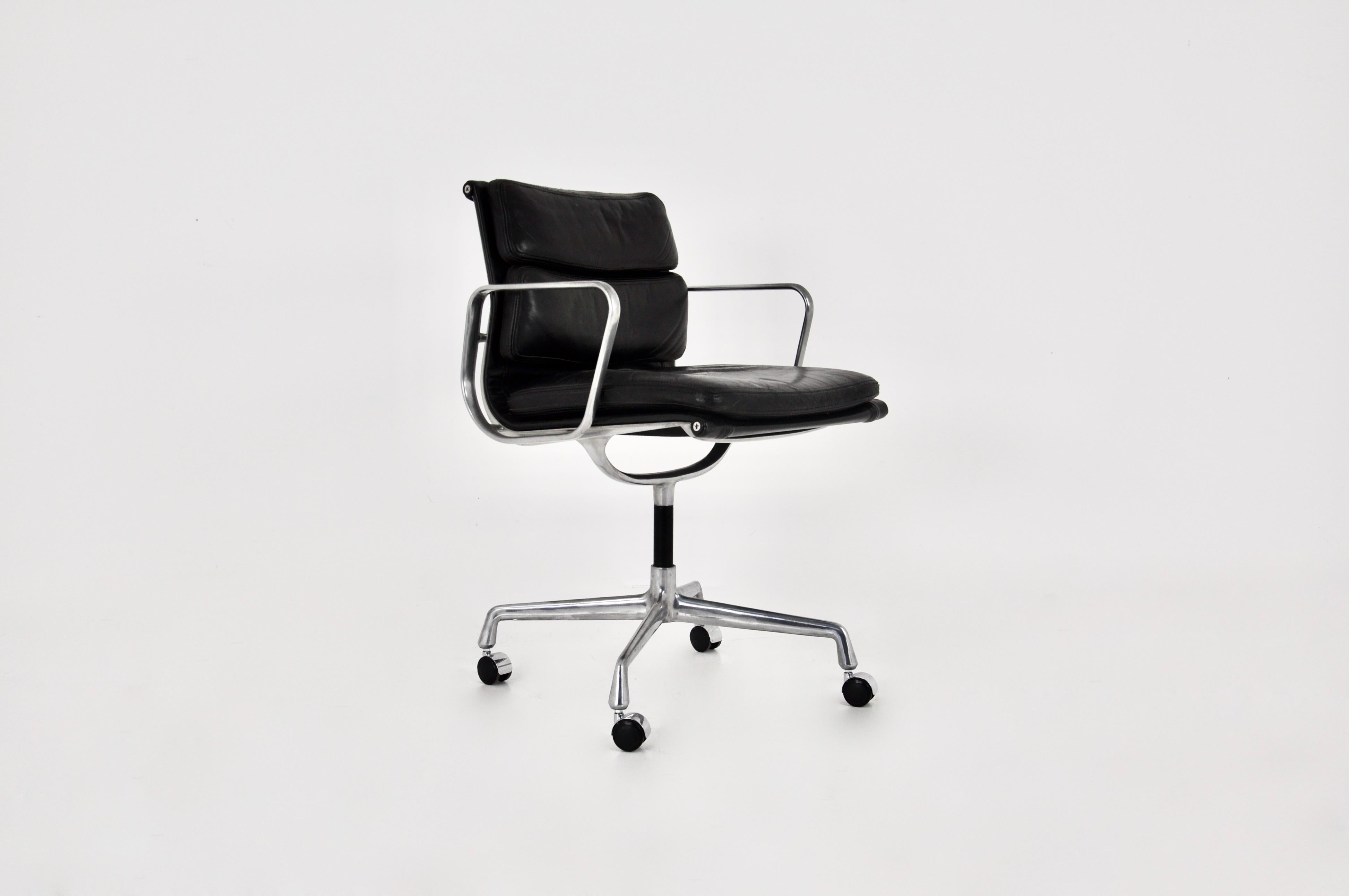  Black leather chair with aluminum base and wheels. Seat height 57 cm. Wear due to time and age of the chair.