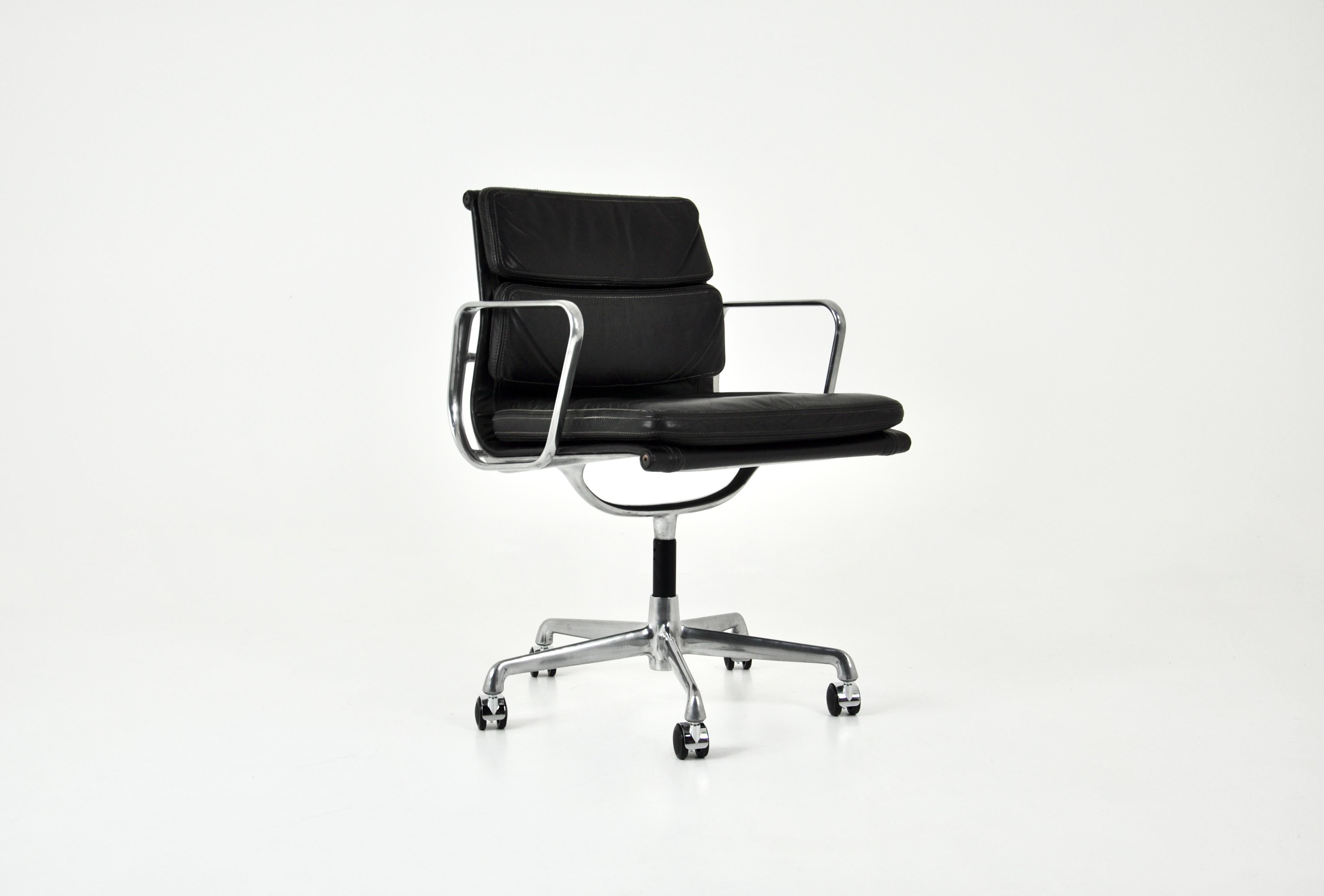  Sillón de cuero negro con base de aluminio y ruedas. ICF estampado. Se vuelve sobre sí mismo. Altura del asiento 51 cm. Desgaste debido al tiempo y a la antigüedad del sillón.
Para el envío, consúltanos para recibir el mejor precio.