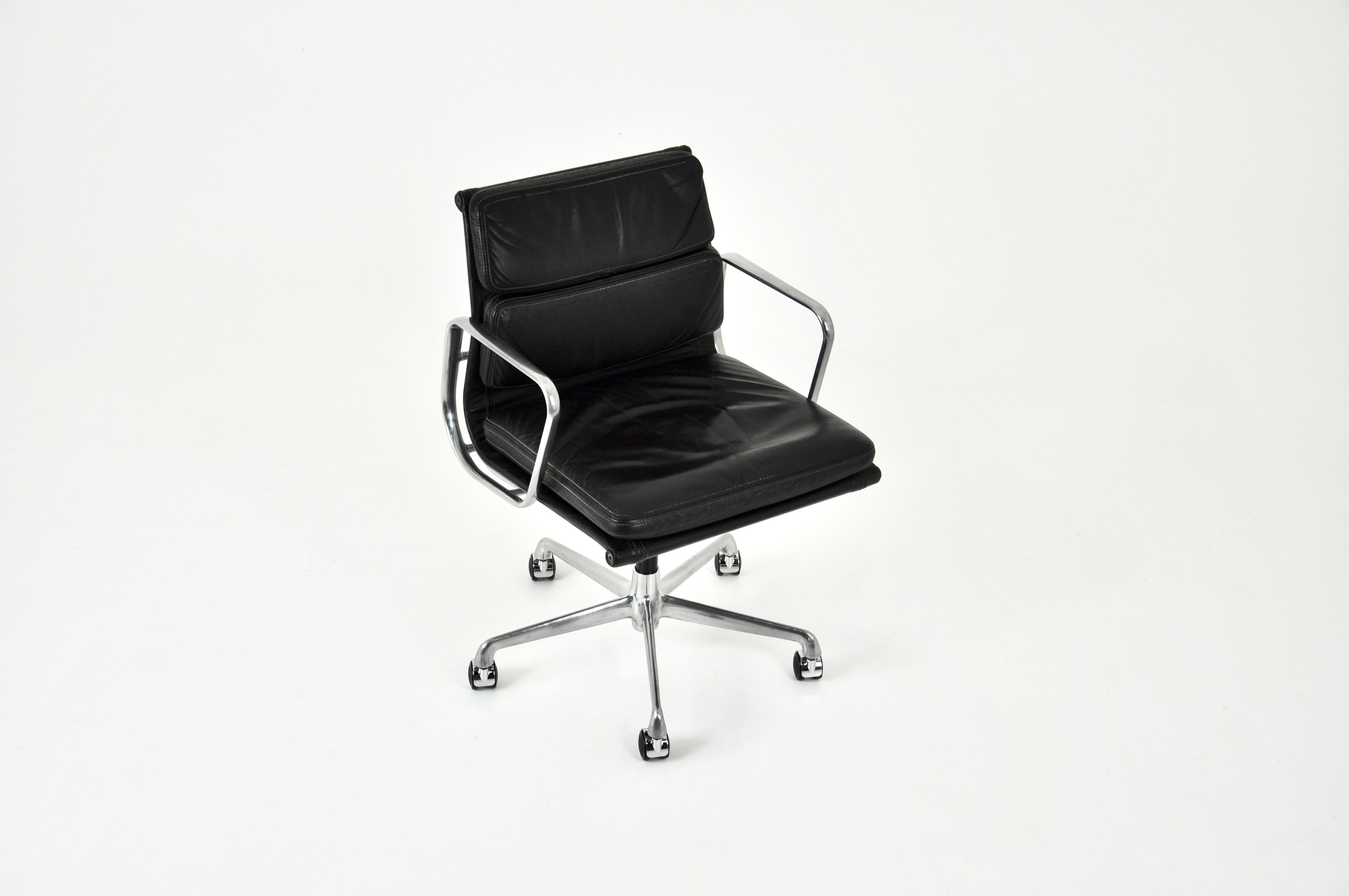 Mid-Century moderno Sedia Soft Pad in pelle nera di Charles and Ray Eames per Icf, anni '70 in vendita