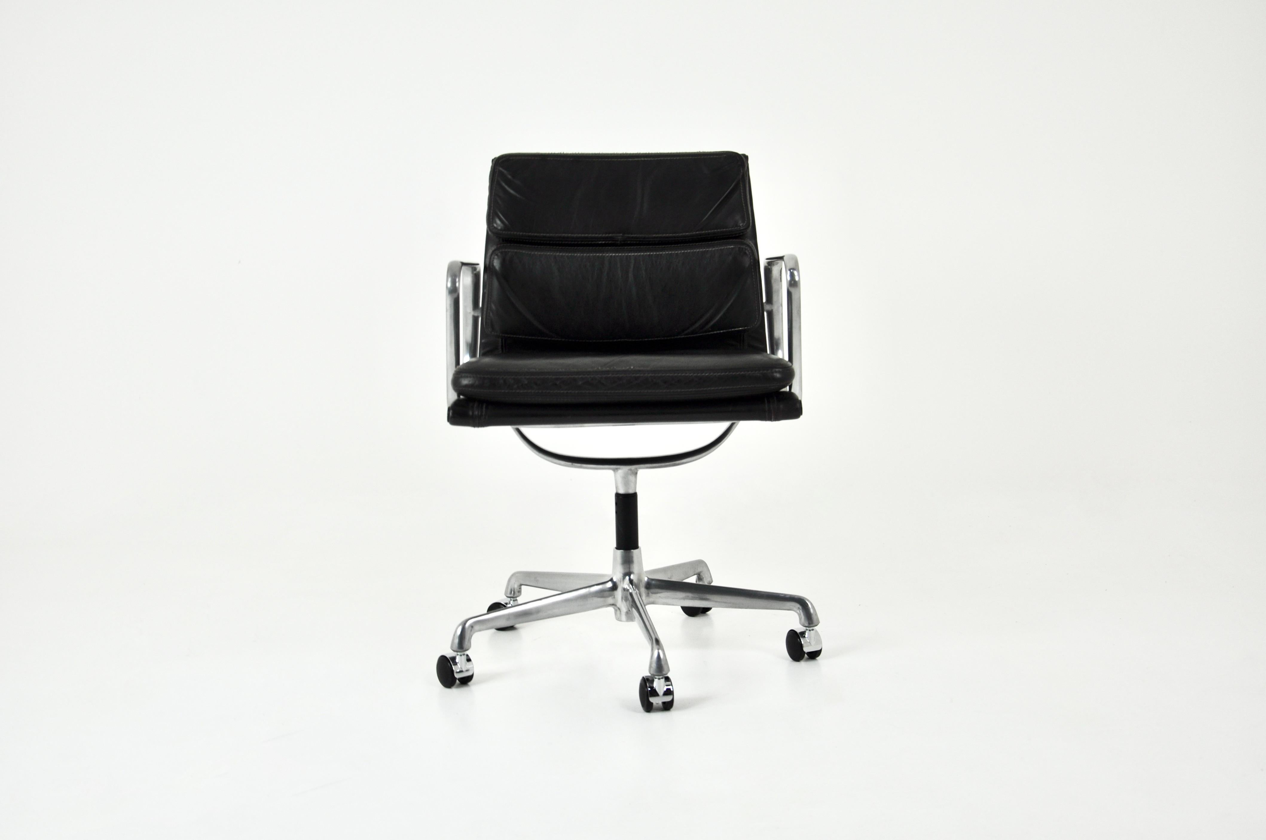 Italiano Sedia Soft Pad in pelle nera di Charles and Ray Eames per Icf, anni '70 in vendita
