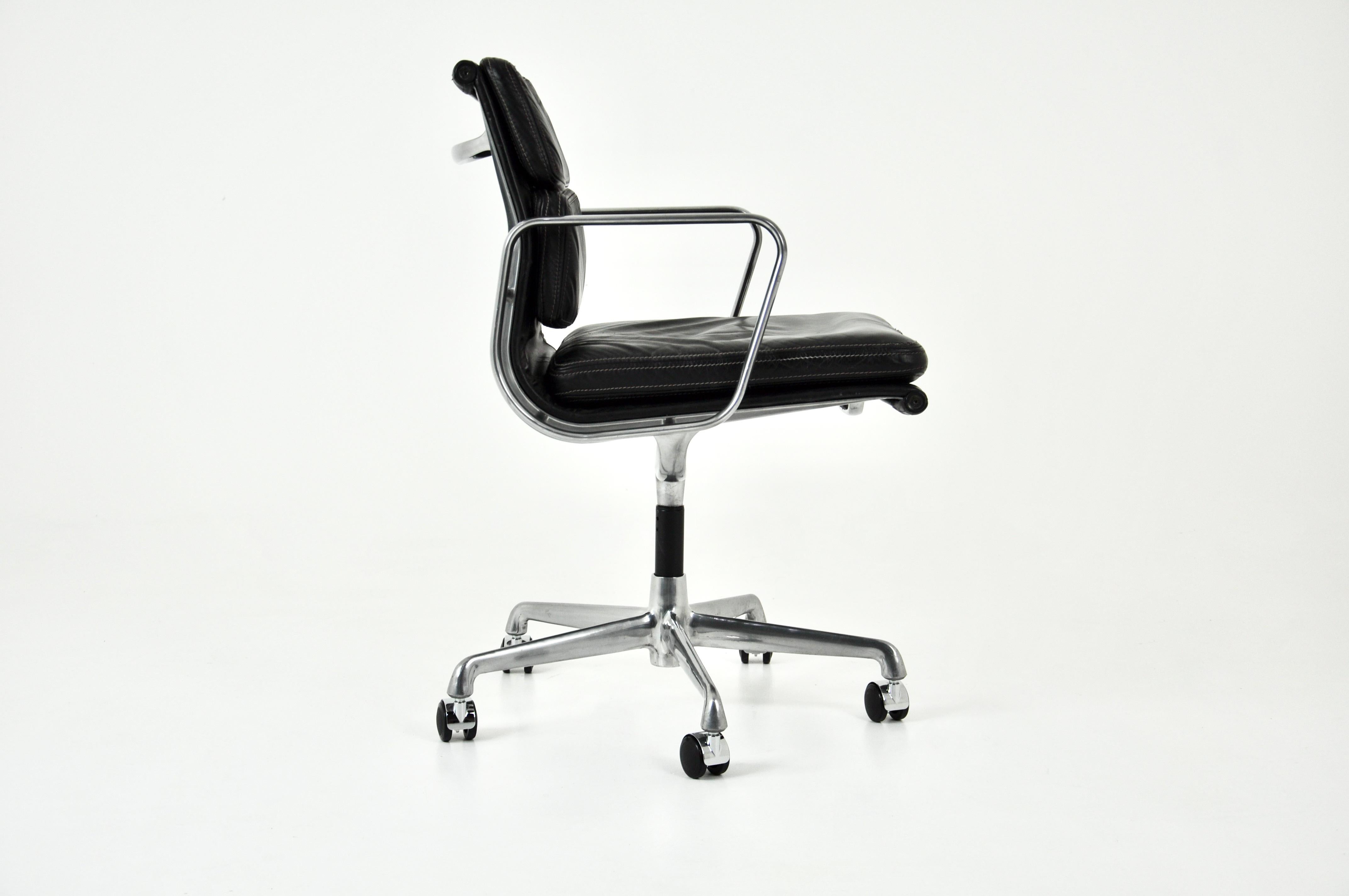 Fine XX secolo Sedia Soft Pad in pelle nera di Charles and Ray Eames per Icf, anni '70 in vendita