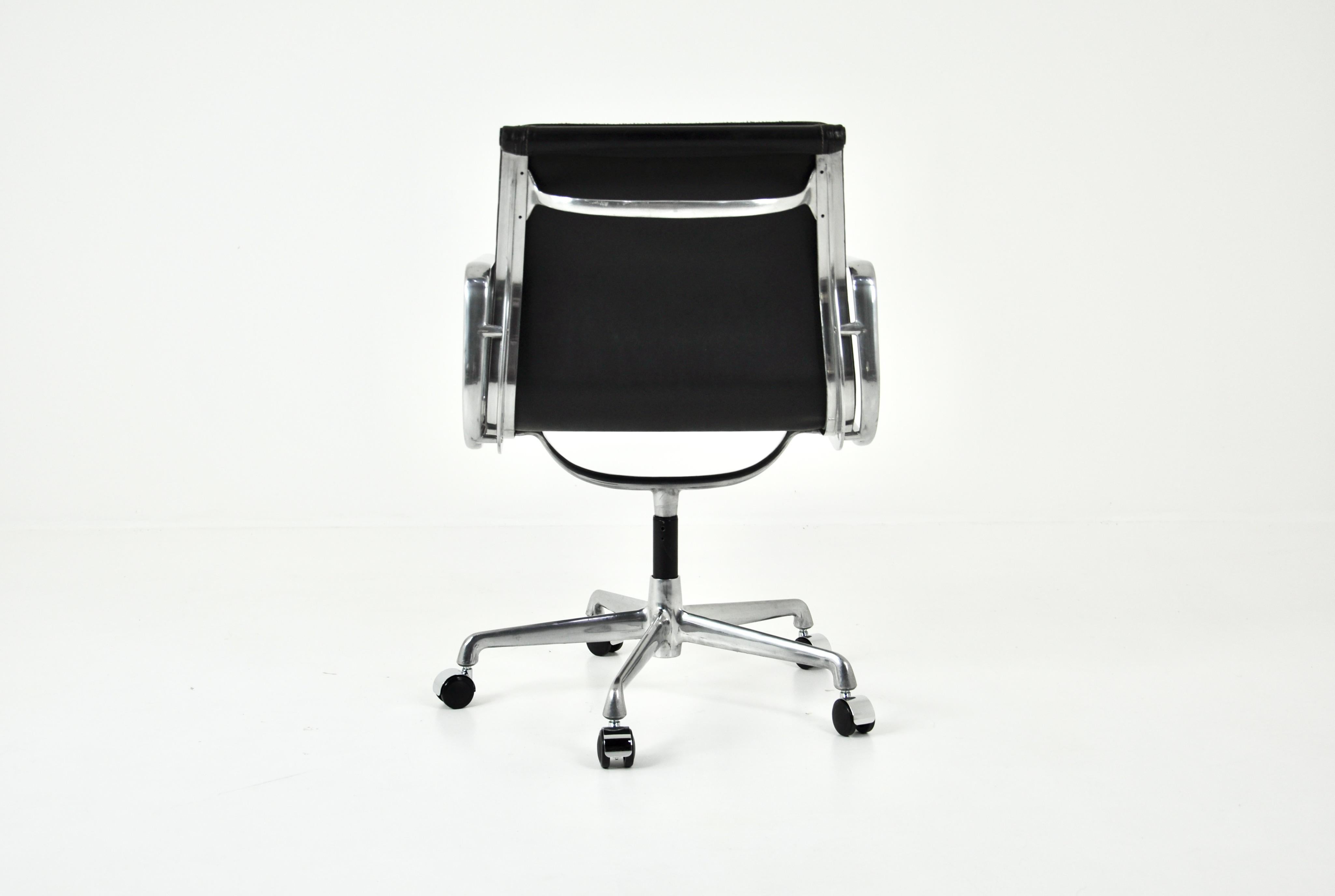Alluminio Sedia Soft Pad in pelle nera di Charles and Ray Eames per Icf, anni '70 in vendita