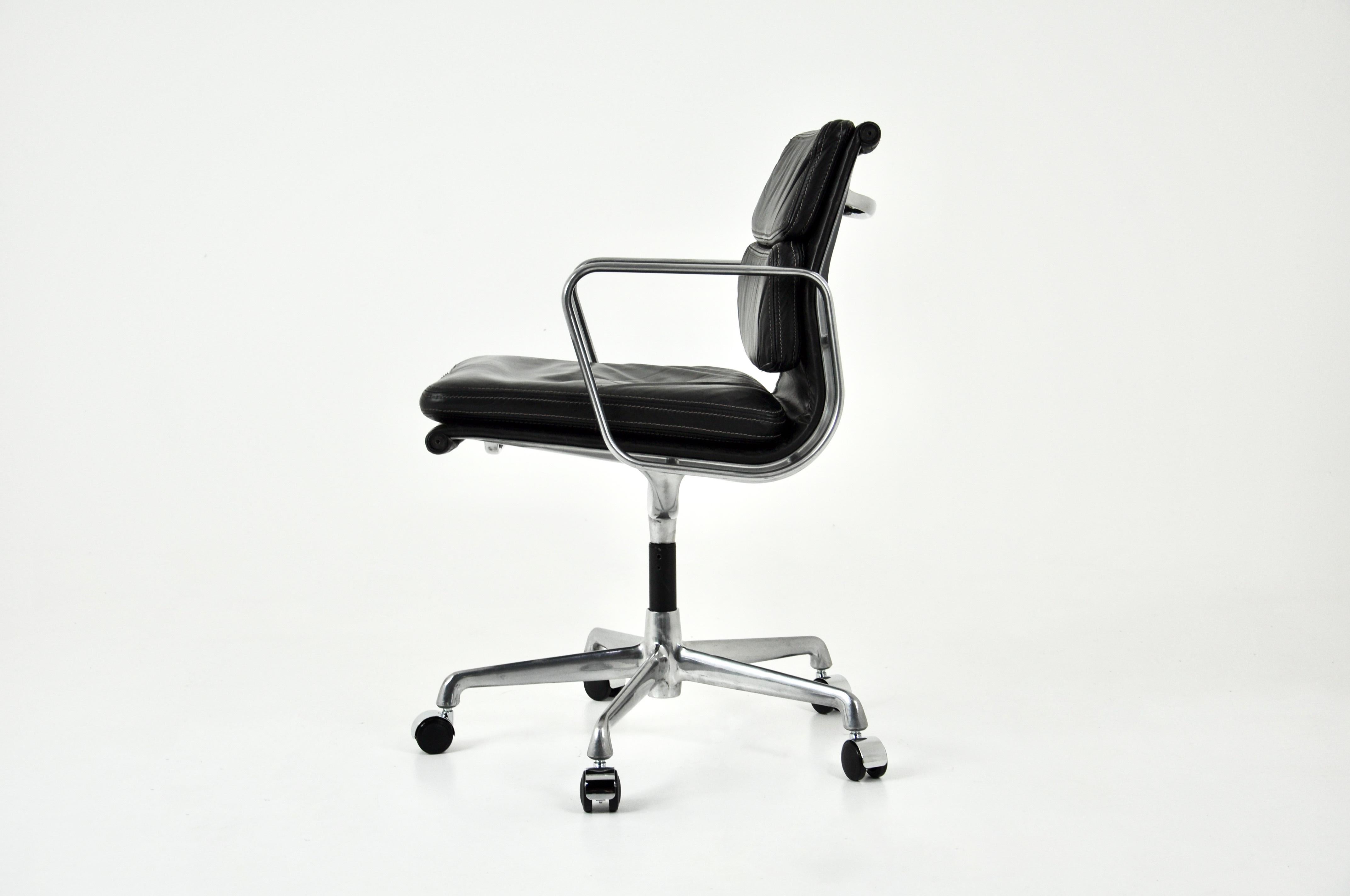 Sedia Soft Pad in pelle nera di Charles and Ray Eames per Icf, anni '70 in vendita 1