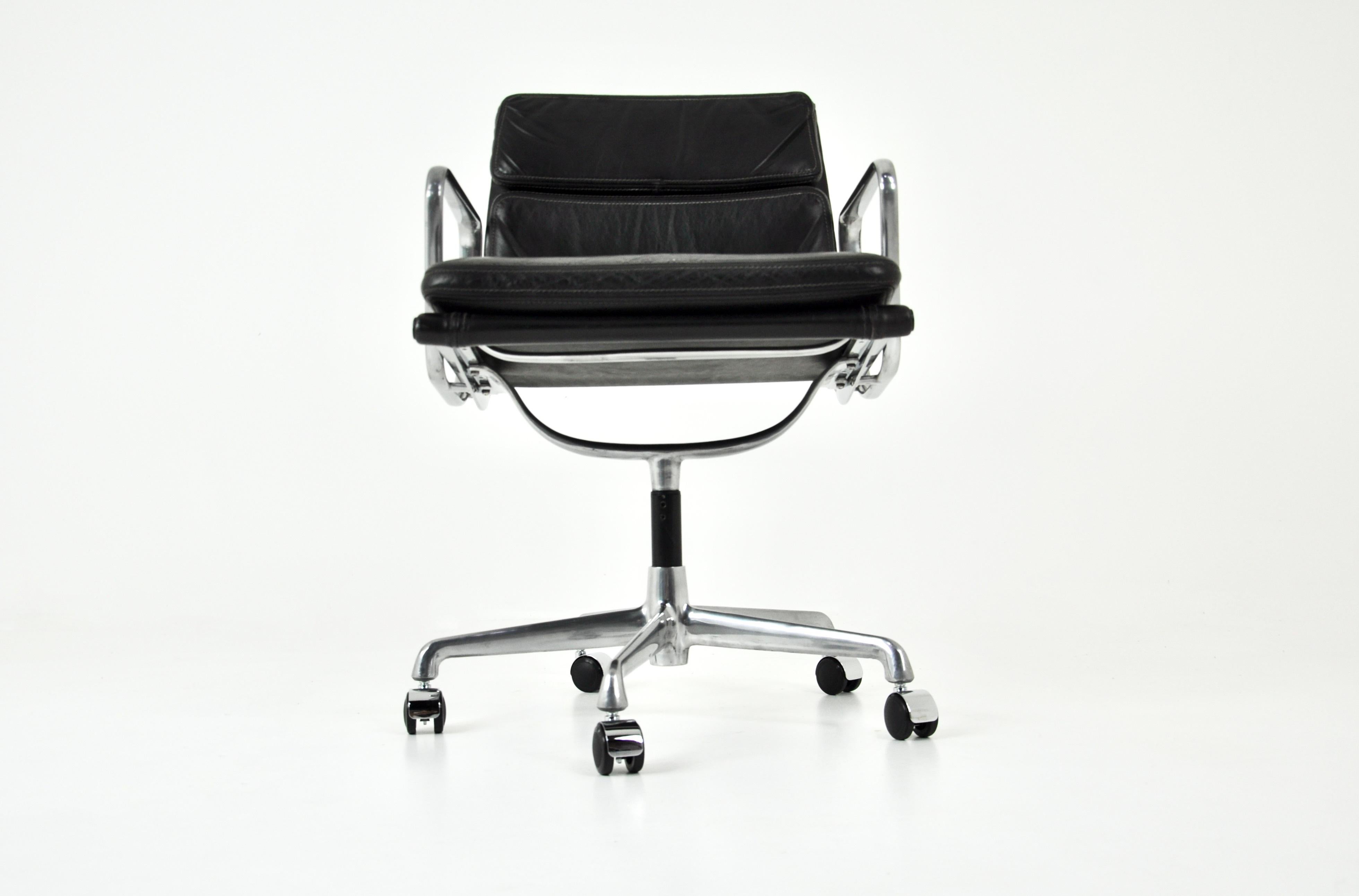 Sedia Soft Pad in pelle nera di Charles and Ray Eames per Icf, anni '70 in vendita 2