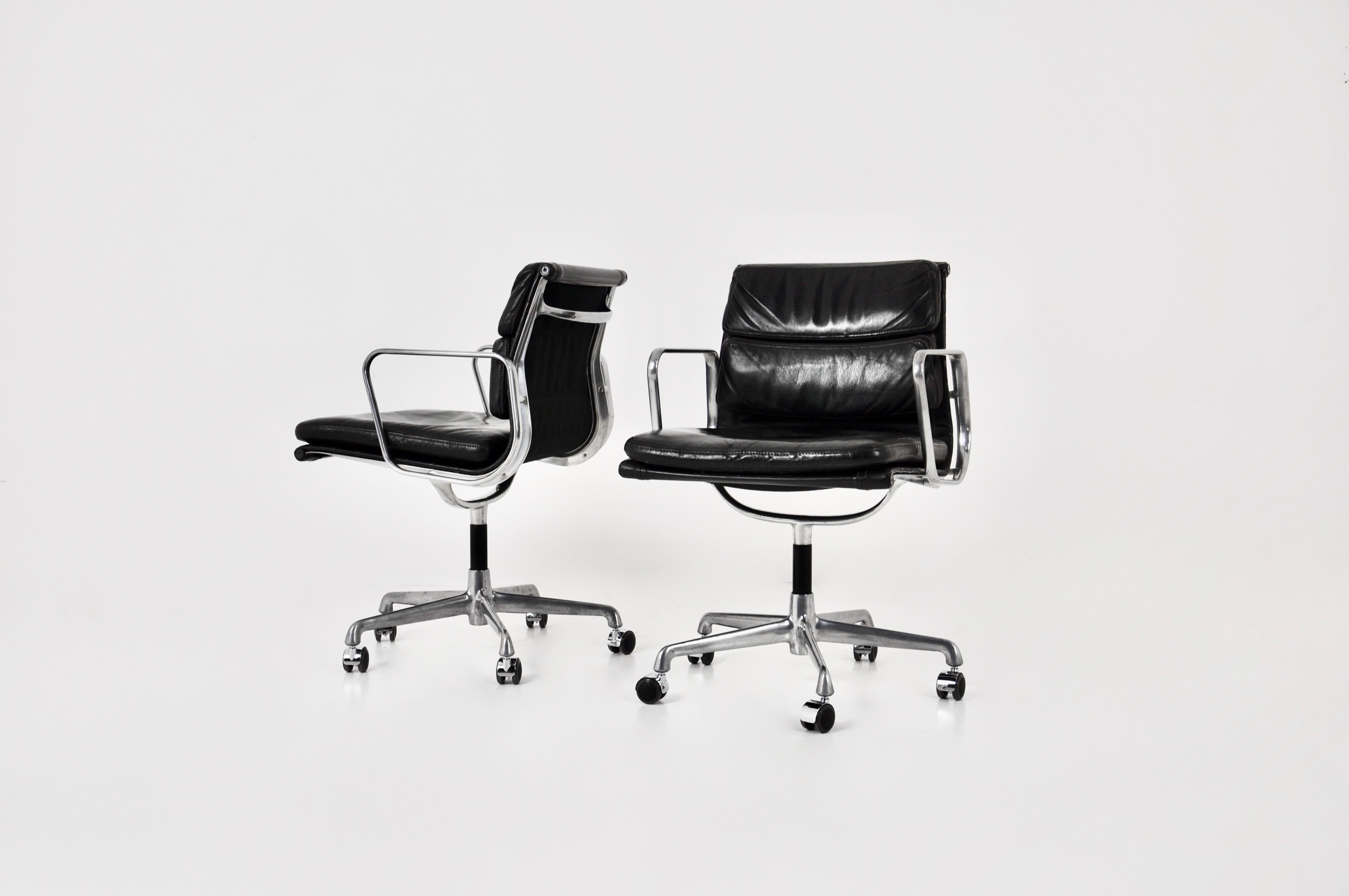 Black leather chairs with aluminium base and wheels. Dimensions: Seat height 50cm. Wear due to time and age of the chair.
 