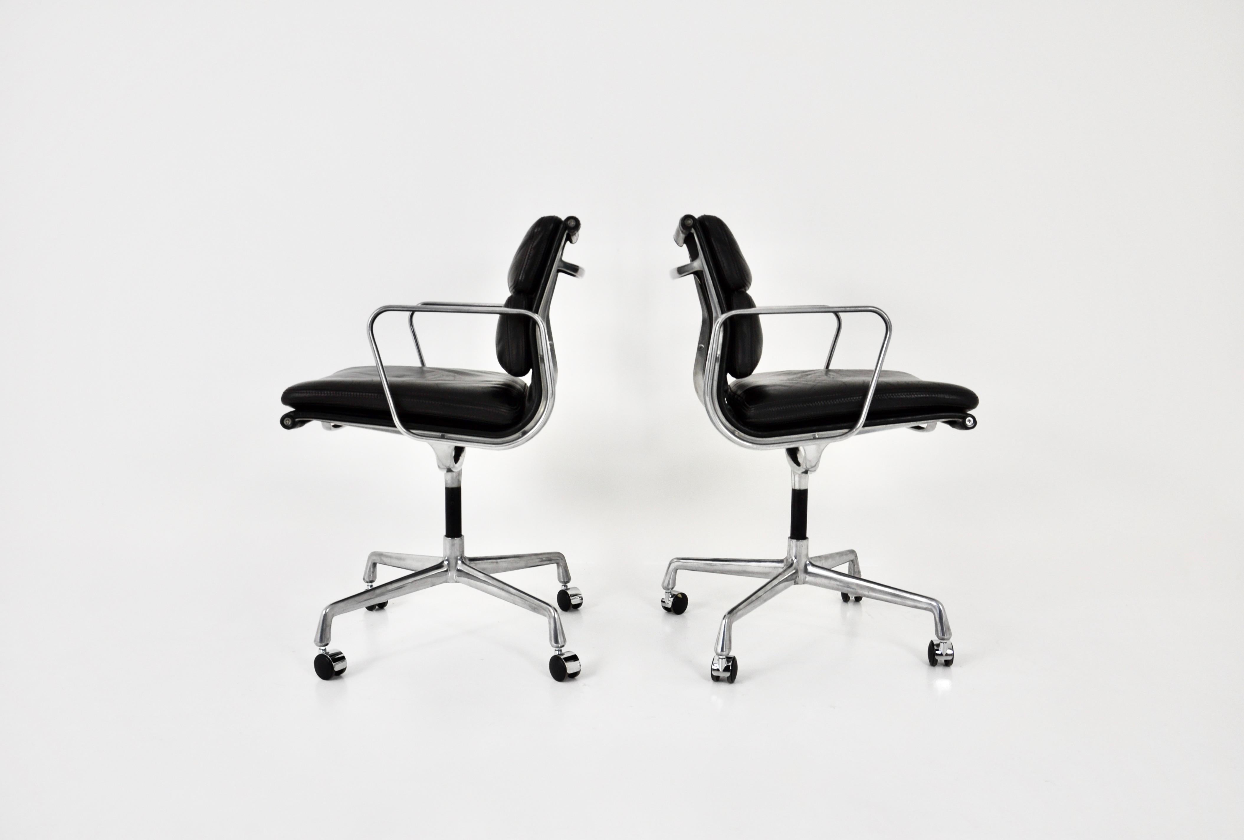 Black Leather Soft Pad Chair by Charles and Ray Eames for Icf, 1970s, Set of 2 In Good Condition In Lasne, BE