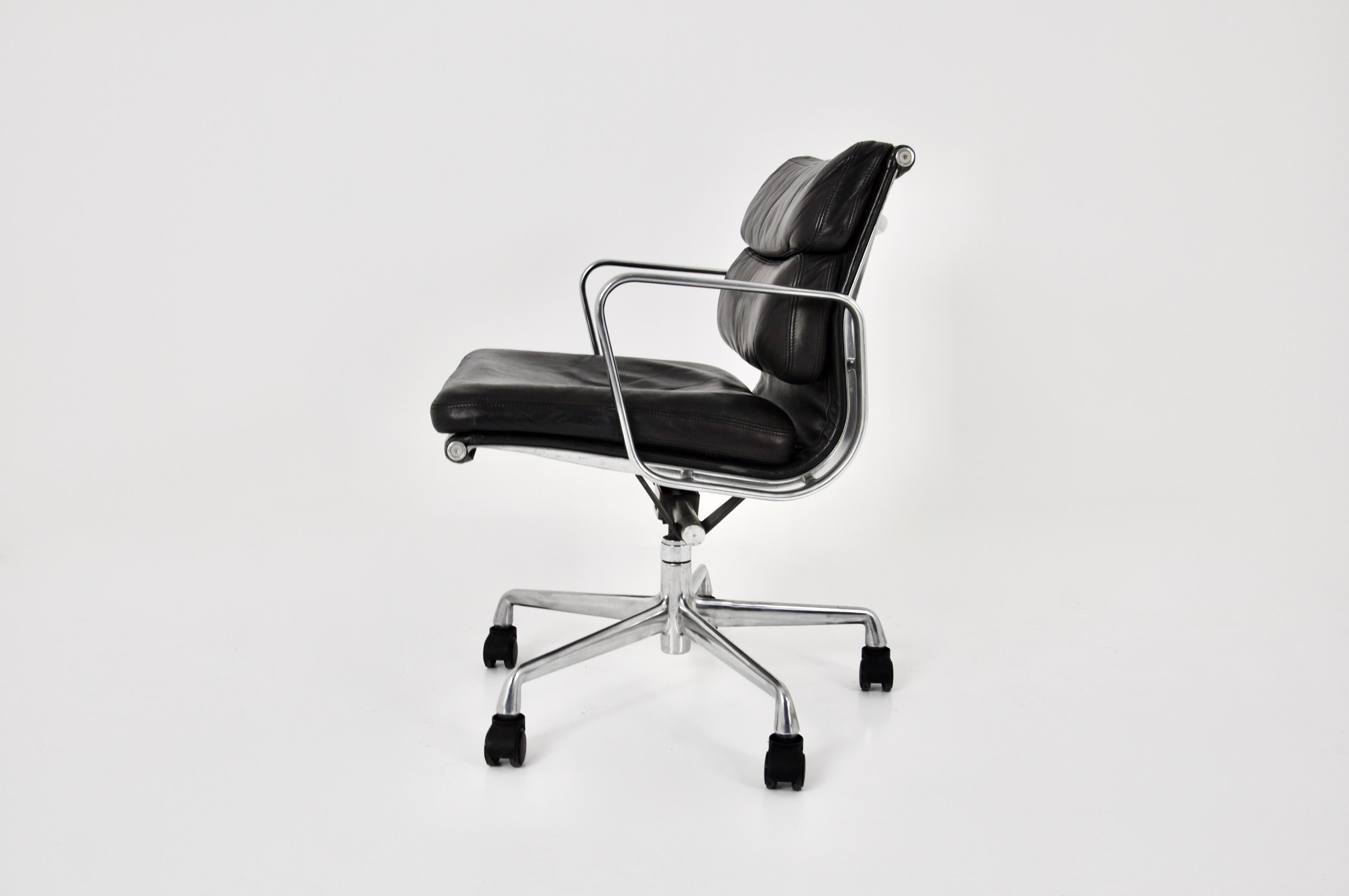 Black Leather Soft Pad Chair by Charles & Ray Eames for ICF, 1970s In Good Condition In Lasne, BE