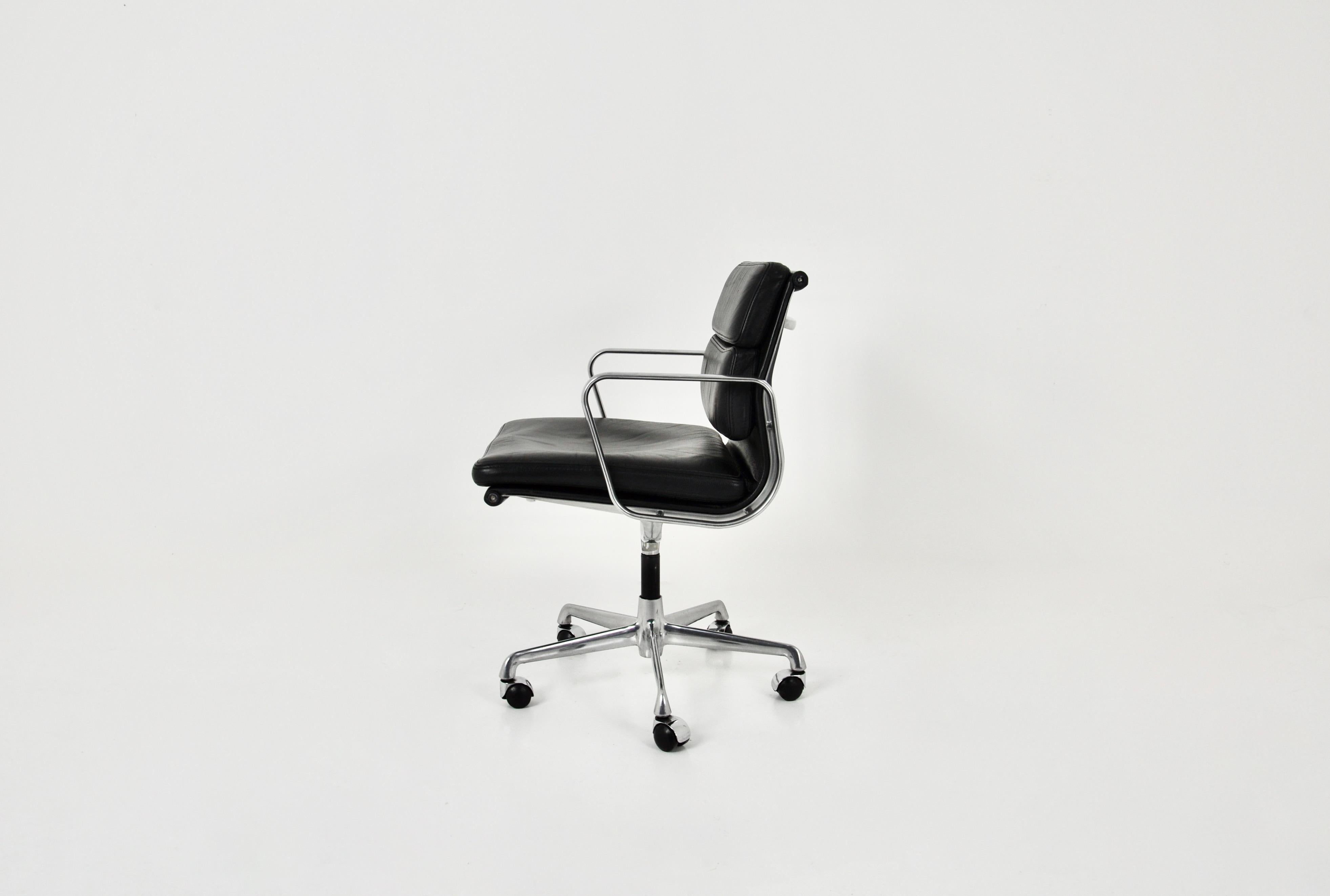 Black Leather Soft Pad Chair by Charles & Ray Eames for ICF, 1970s In Good Condition In Lasne, BE