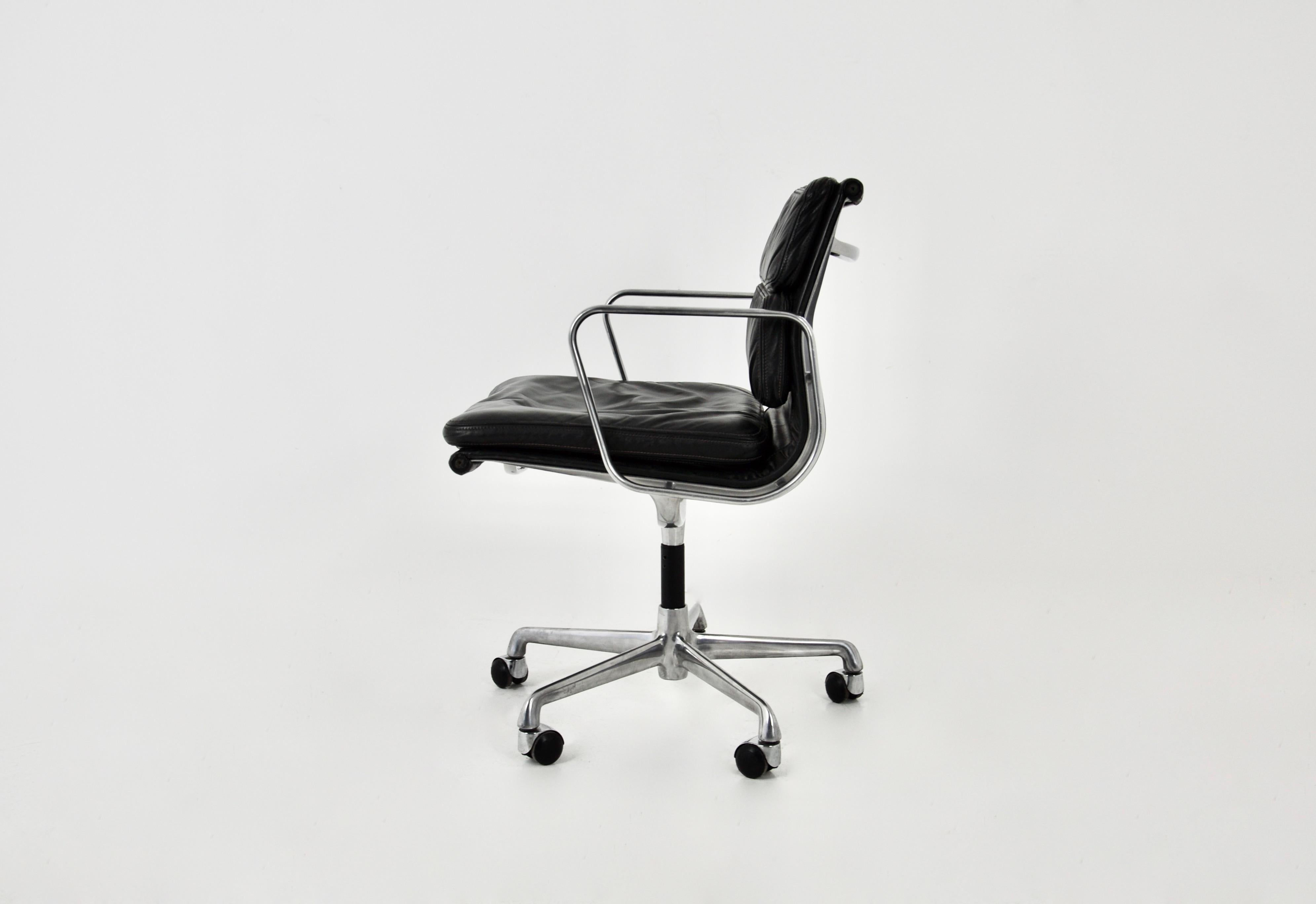 Black Leather Soft Pad Chair by Charles & Ray Eames for ICF, 1970s In Good Condition In Lasne, BE