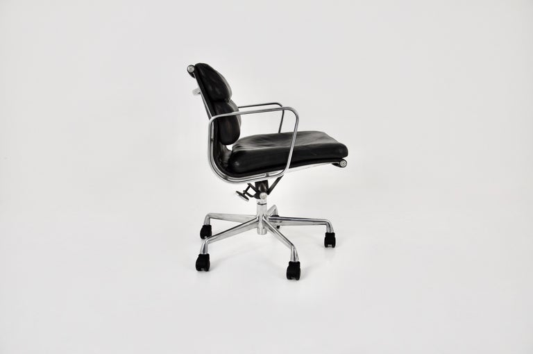 Aluminum Black Leather Soft Pad Chair by Charles & Ray Eames for ICF, 1970s For Sale