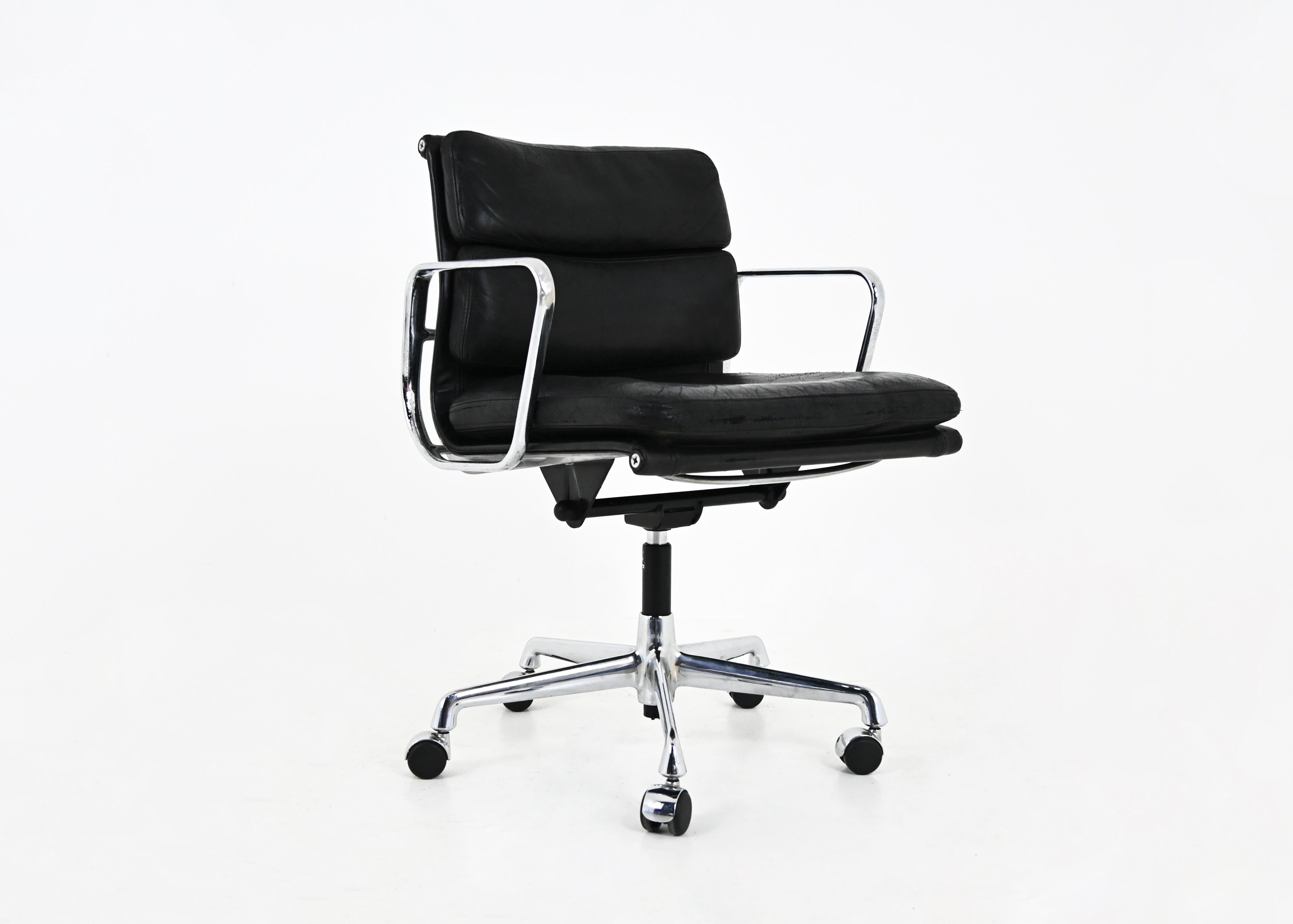 Silla de oficina de piel negra con base de aluminio, giratoria sobre sí misma. Altura del asiento: 52 cm. Estampado Vitra. Desgaste debido al tiempo y a la edad.
PARA EL ENVÍO, CONSÚLTANOS PARA RECIBIR EL MEJOR PRECIO
 