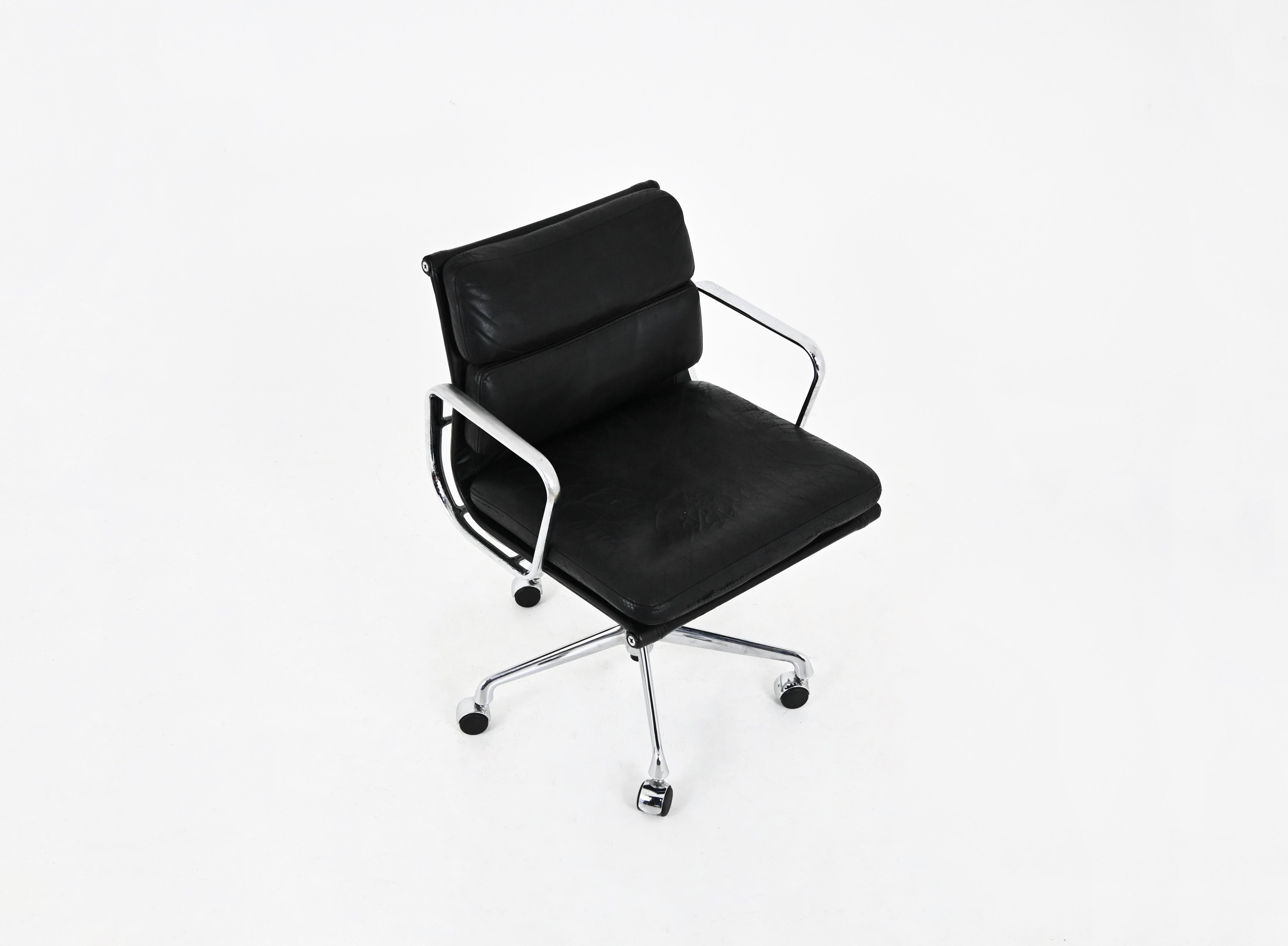 Silla Soft Pad de cuero negro de Charles & Ray Eames para Vitra, años 70 Moderno de mediados de siglo en venta