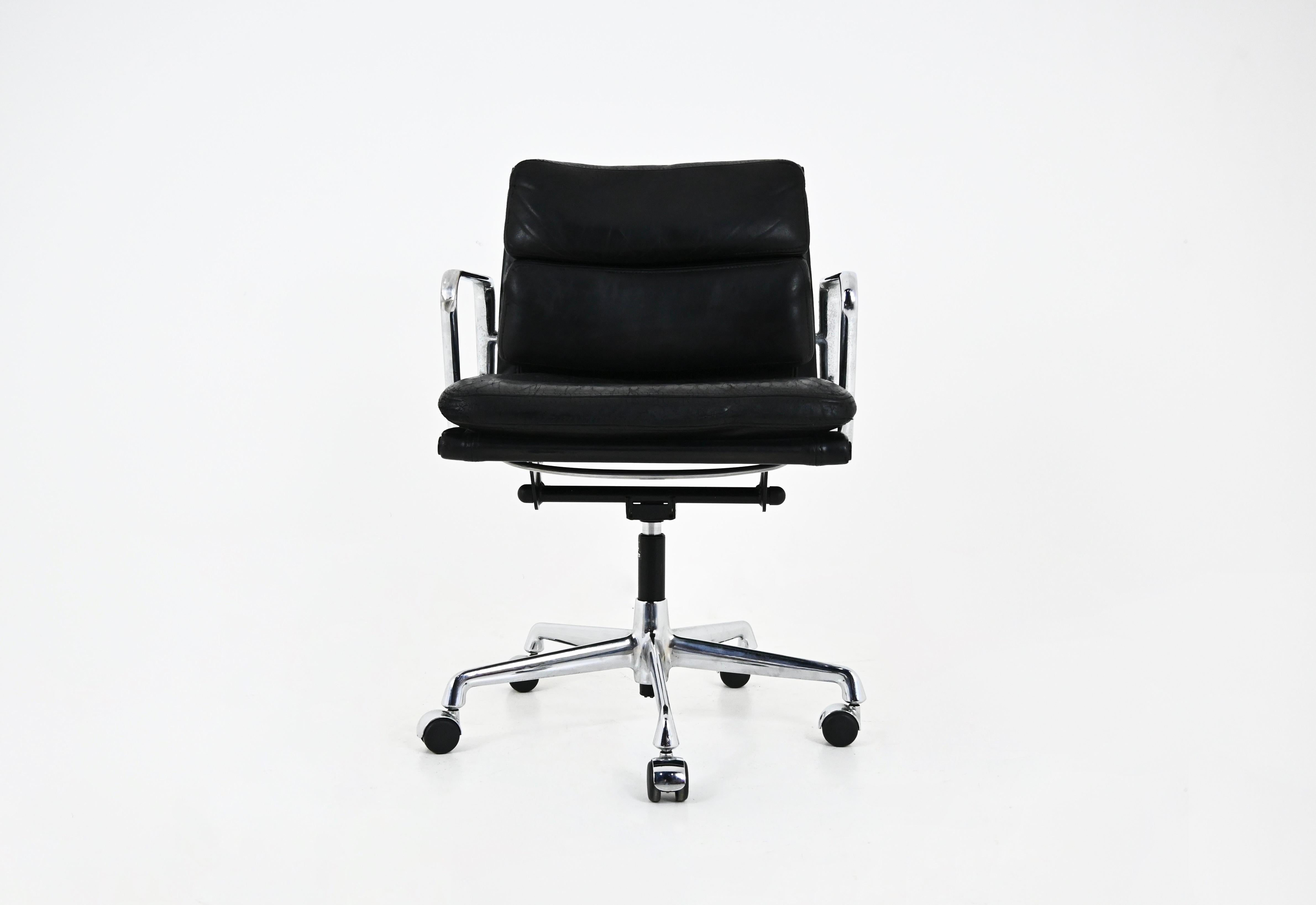 Silla Soft Pad de cuero negro de Charles & Ray Eames para Vitra, años 70 Francés en venta