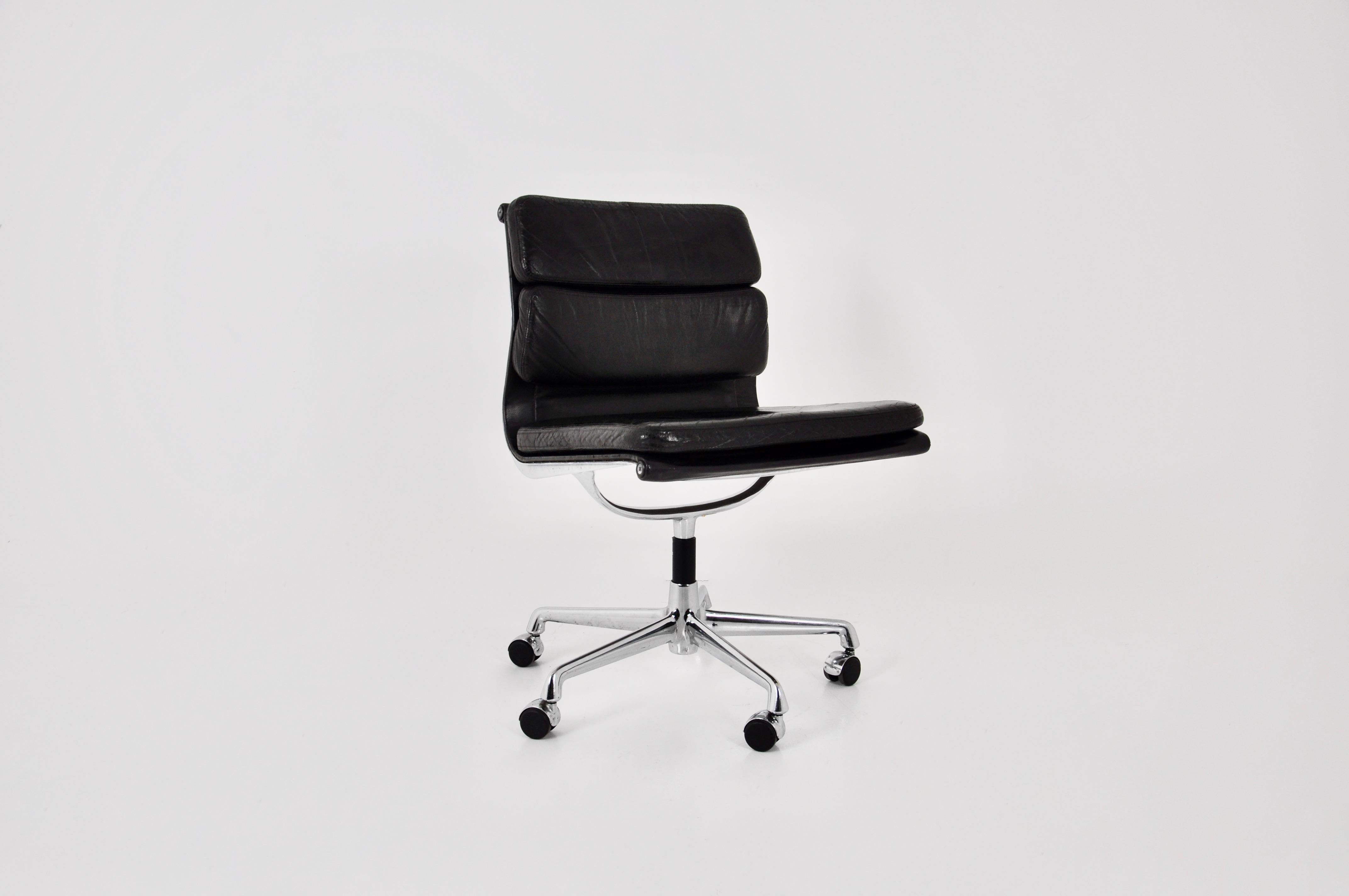 black leather desk chairs with aluminum base. Minimum seat height: 52 cm. Stamped Vitra. Wear due to time and age of the chair.
 