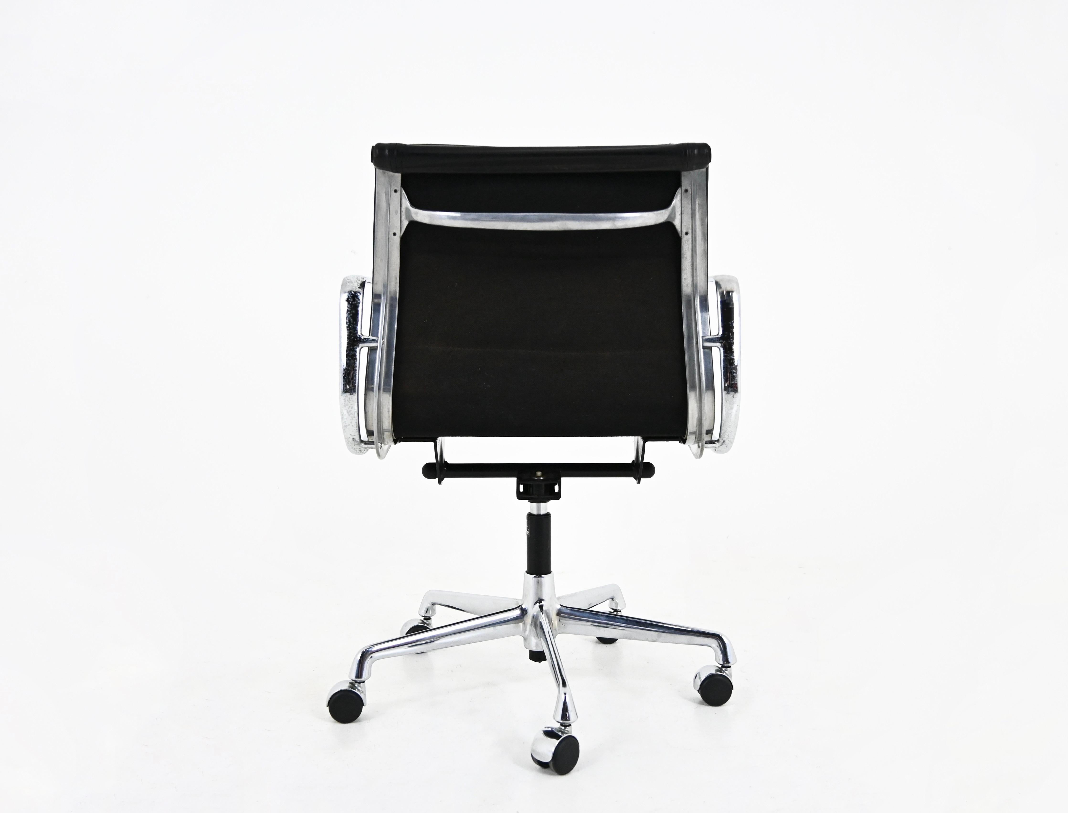 Silla Soft Pad de cuero negro de Charles & Ray Eames para Vitra, años 70 finales del siglo XX en venta