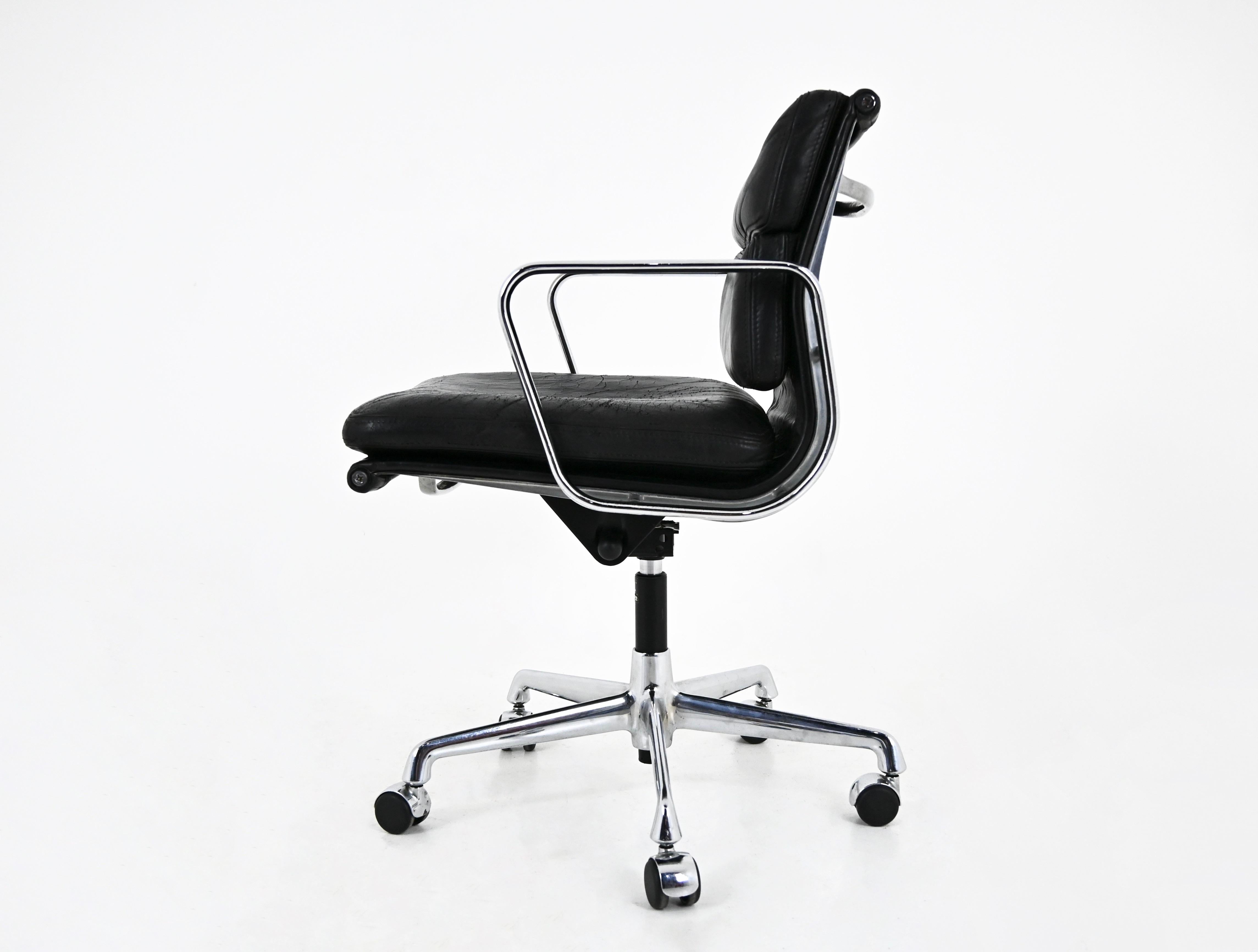 Silla Soft Pad de cuero negro de Charles & Ray Eames para Vitra, años 70 Aluminio en venta