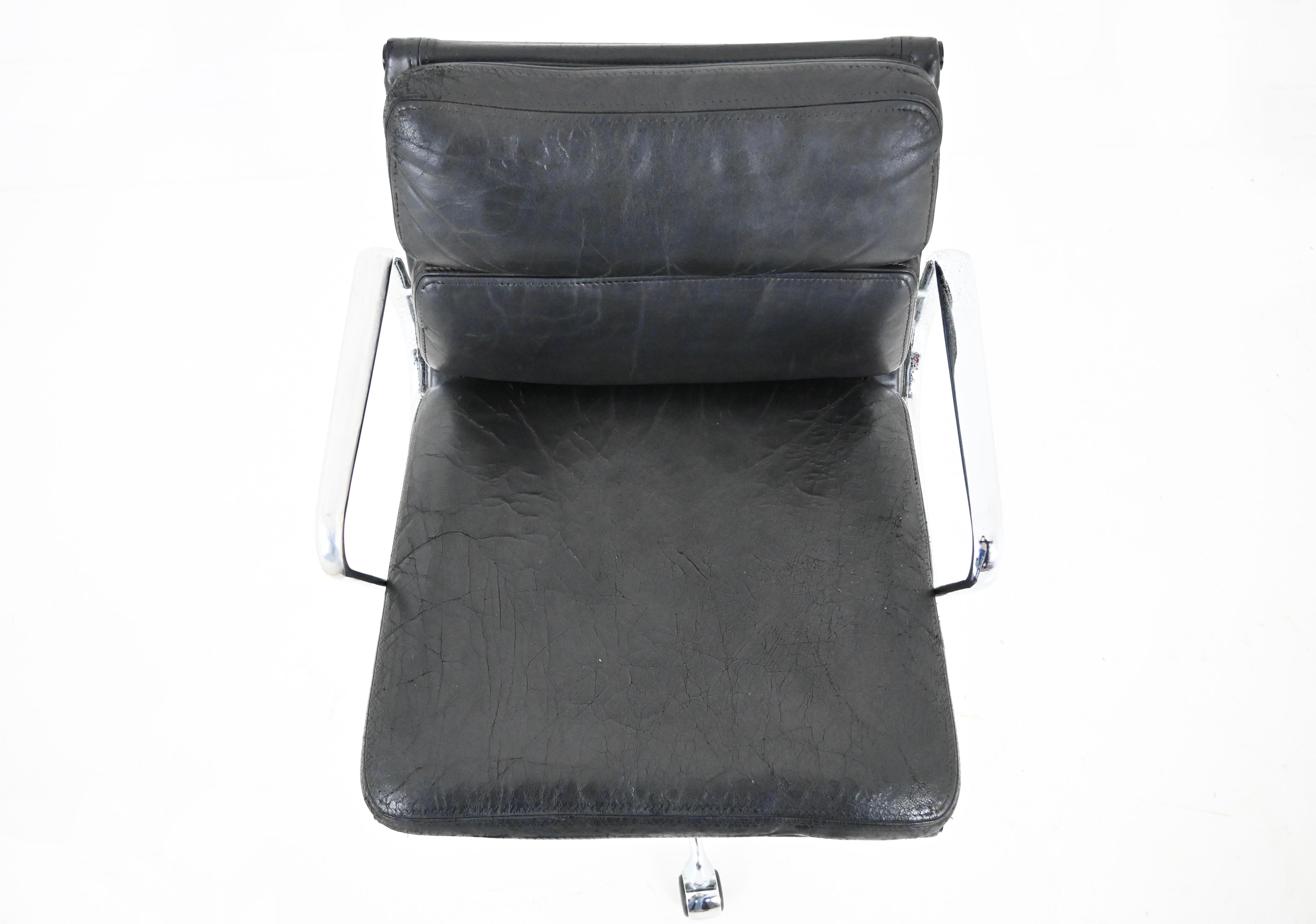 Silla Soft Pad de cuero negro de Charles & Ray Eames para Vitra, años 70 en venta 1