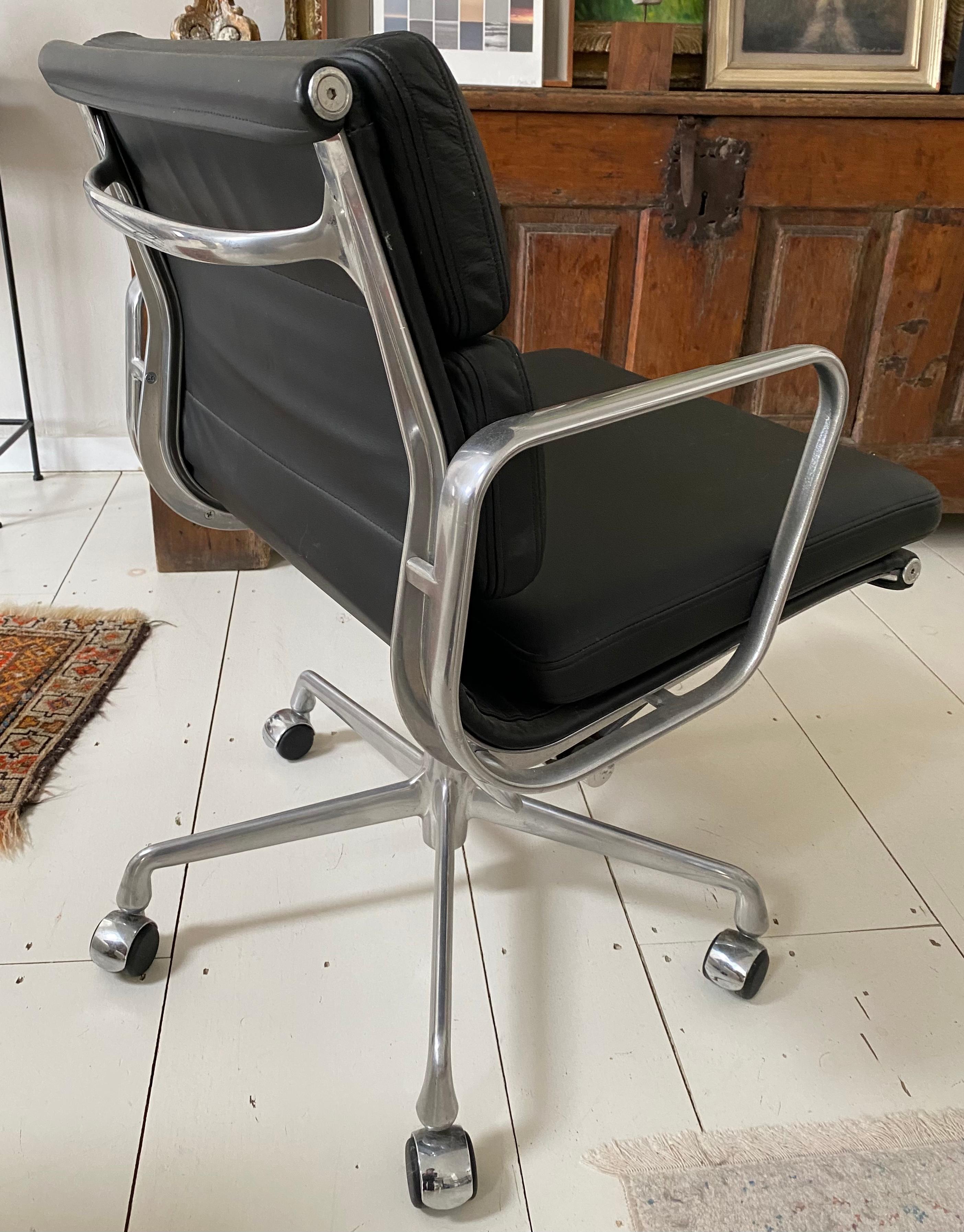 The model EA 435 is the collectible and sought after leather EAMES soft pad management desk chair from the Aluminum Group line, designed by Charles and Ray Eames for Herman Miller. This chair has soft padded black leather upholstery over five-star