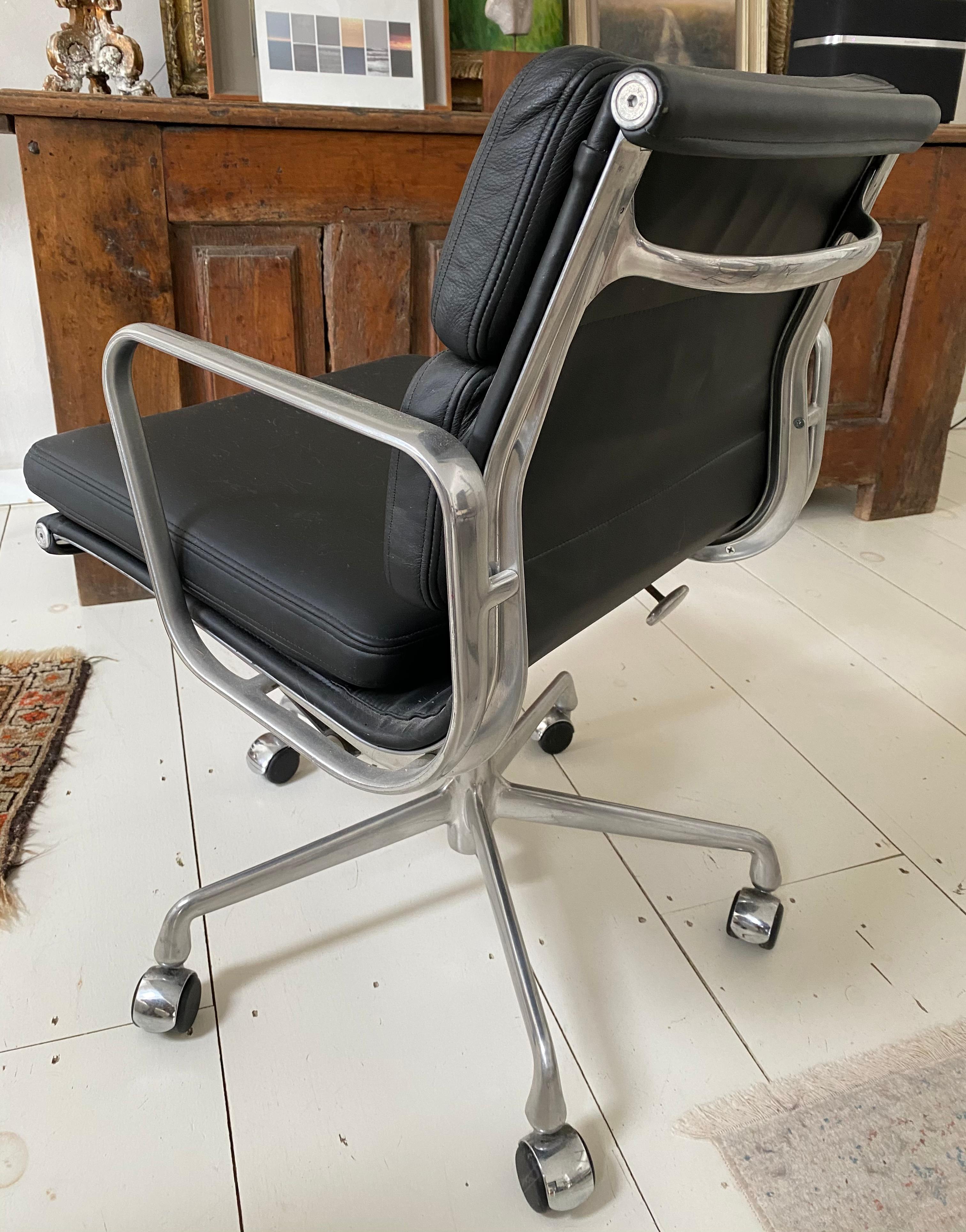 Black Leather Soft Pad Management Swivel Chair In Good Condition In Sheffield, MA