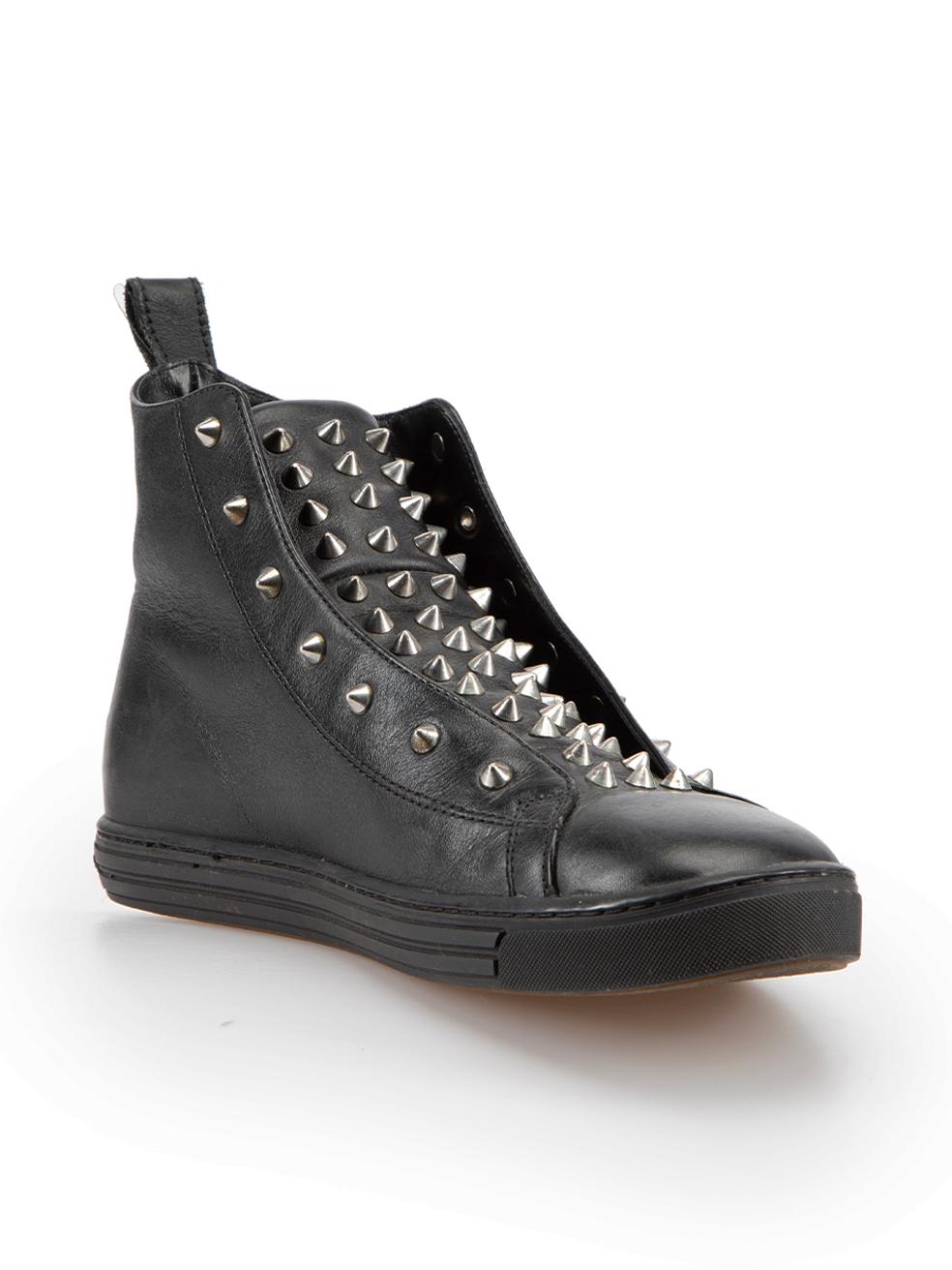 CONDITION is Very good. Minimal wear to shoes is evident. Minimal wear to the metal spikes with slight tarnishing on this used Dsquared2 designer resale item. These shoes come with original box and dust bag.



Details


Black

Leather

High top