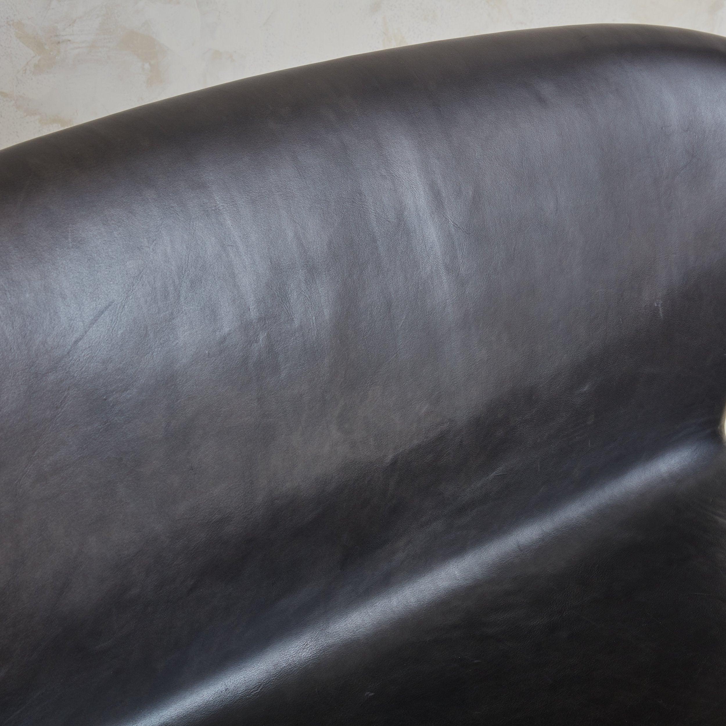 Canapé cygne danois moderne, modèle 3321, conçu par Arne Jacobsen au XXe siècle. Influencé par l'expérience architecturale de Jacobsen, ce canapé deux places présente des lignes fluides et une présence sculpturale. Il se compose d'une base