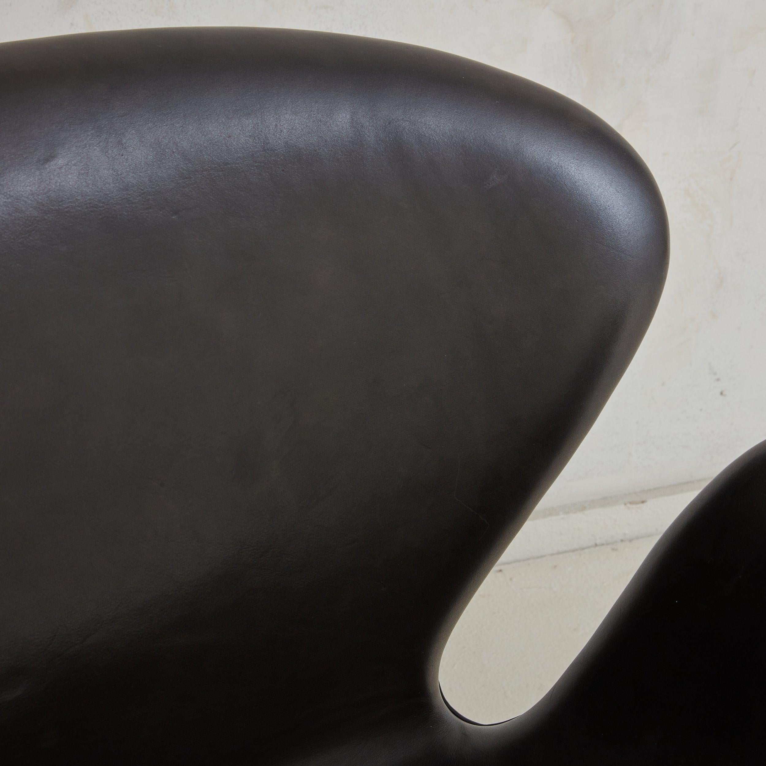 Danish Black Leather Swan Sofa Model 3321 by Arne Jacobsen, Denmark 20th Century For Sale