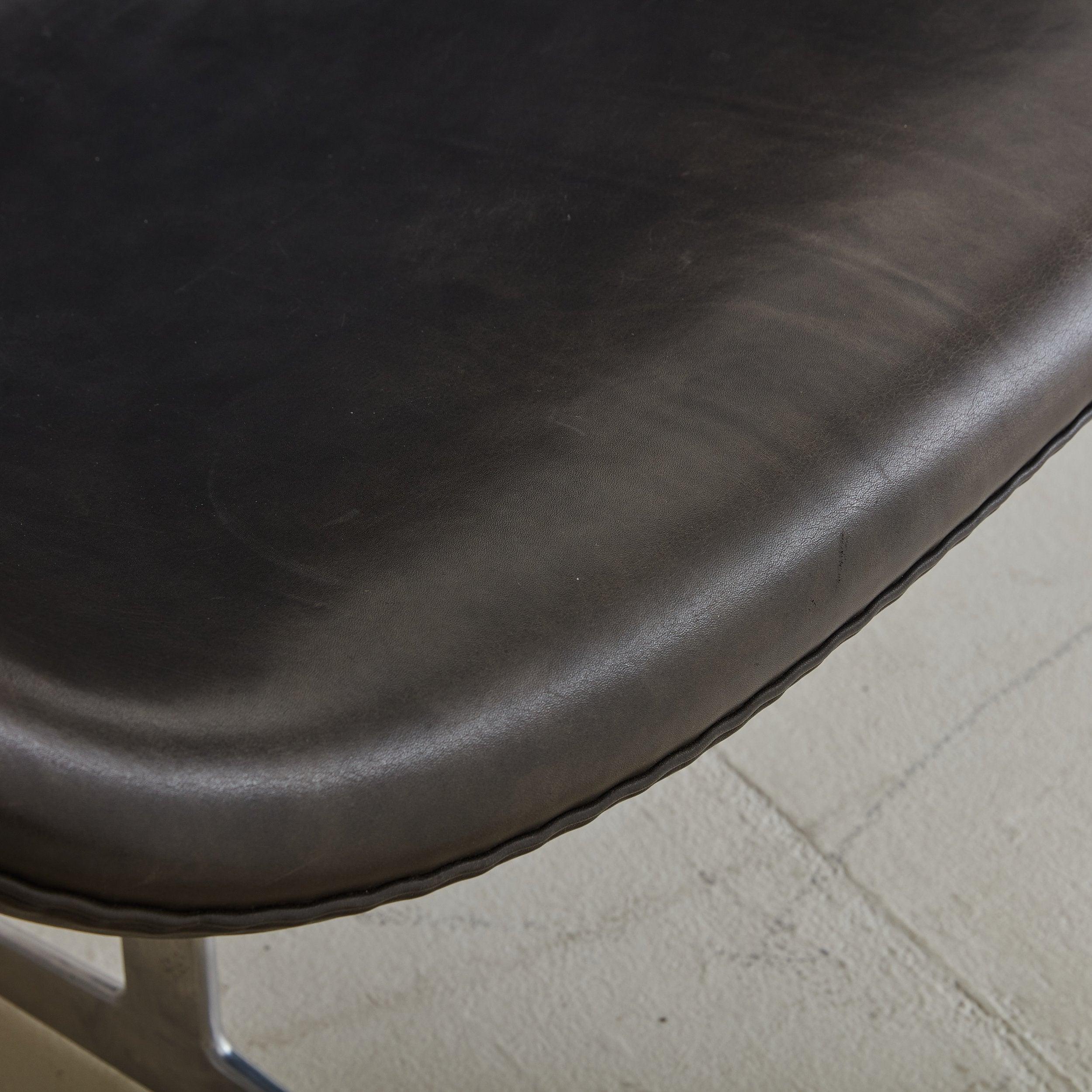 Black Leather Swan Sofa Model 3321 by Arne Jacobsen, Denmark 20th Century For Sale 2