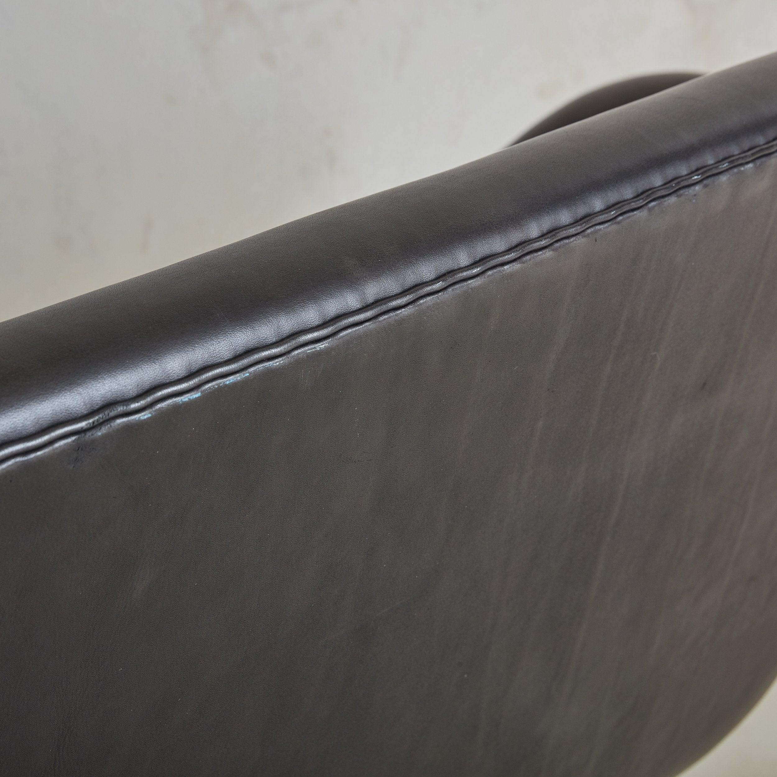 Black Leather Swan Sofa Model 3321 by Arne Jacobsen, Denmark 20th Century For Sale 4