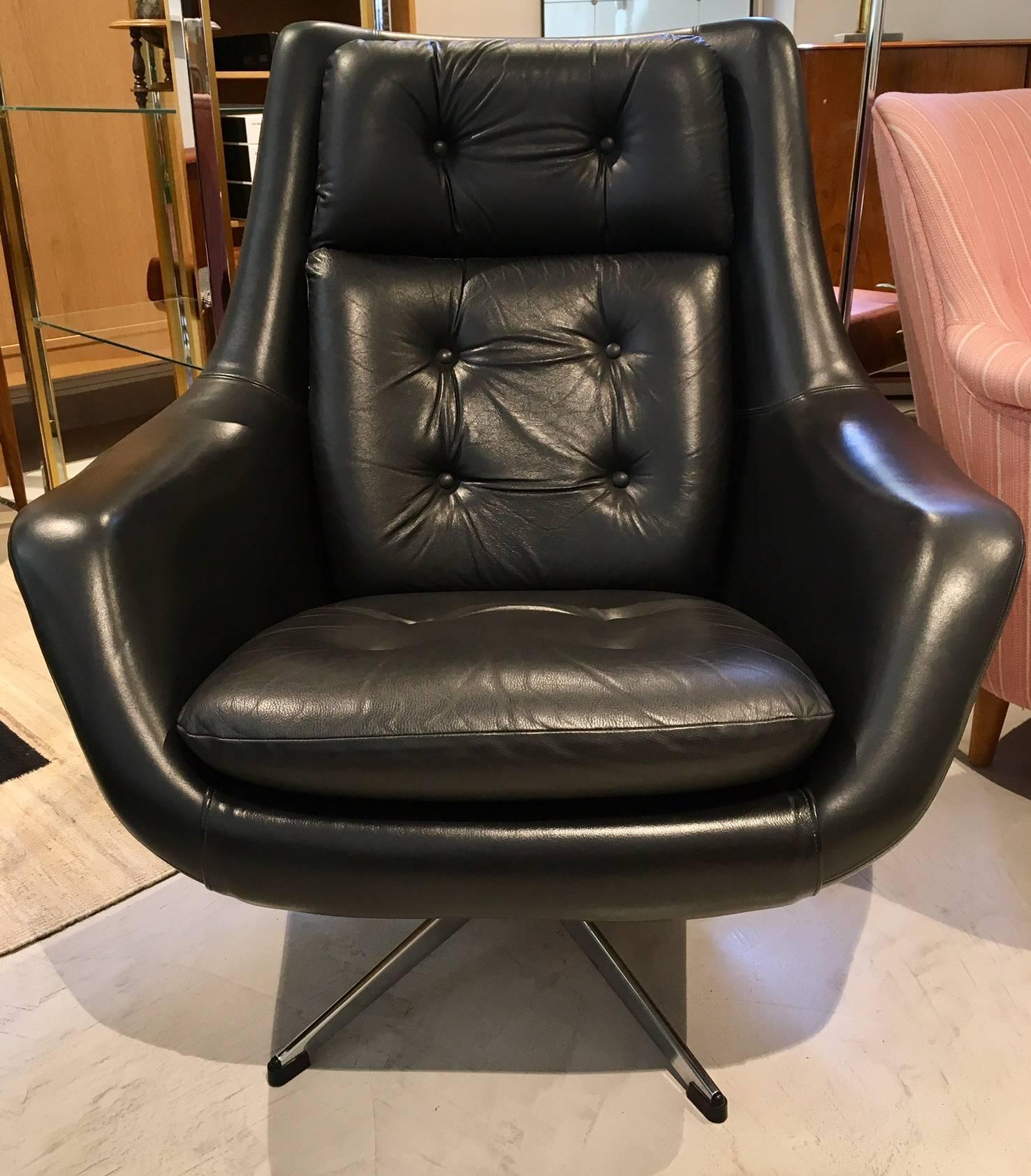 Black Leather Swivel Armchair by Henry Walter Klein for Bramin In Good Condition In Madrid, ES