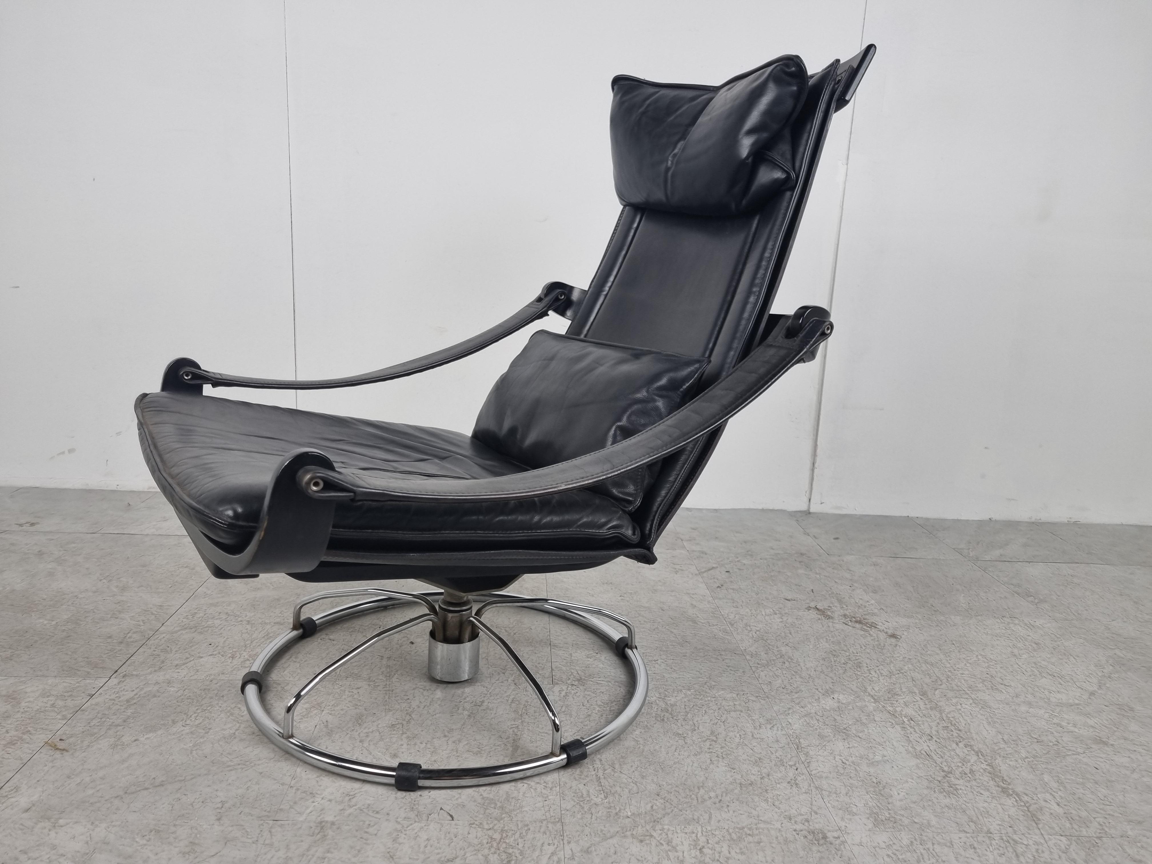 Vintage-Lounge-Drehstuhl aus Leder, entworfen von Ake Fribytter für Nelo Möbel.

Der Stuhl hat ein schwarzes Bugholzgestell auf einem verchromten Sockel und Armlehnen aus Slingleder.

Die dicken Lederkissen bieten viel Komfort.

Guter Zustand mit