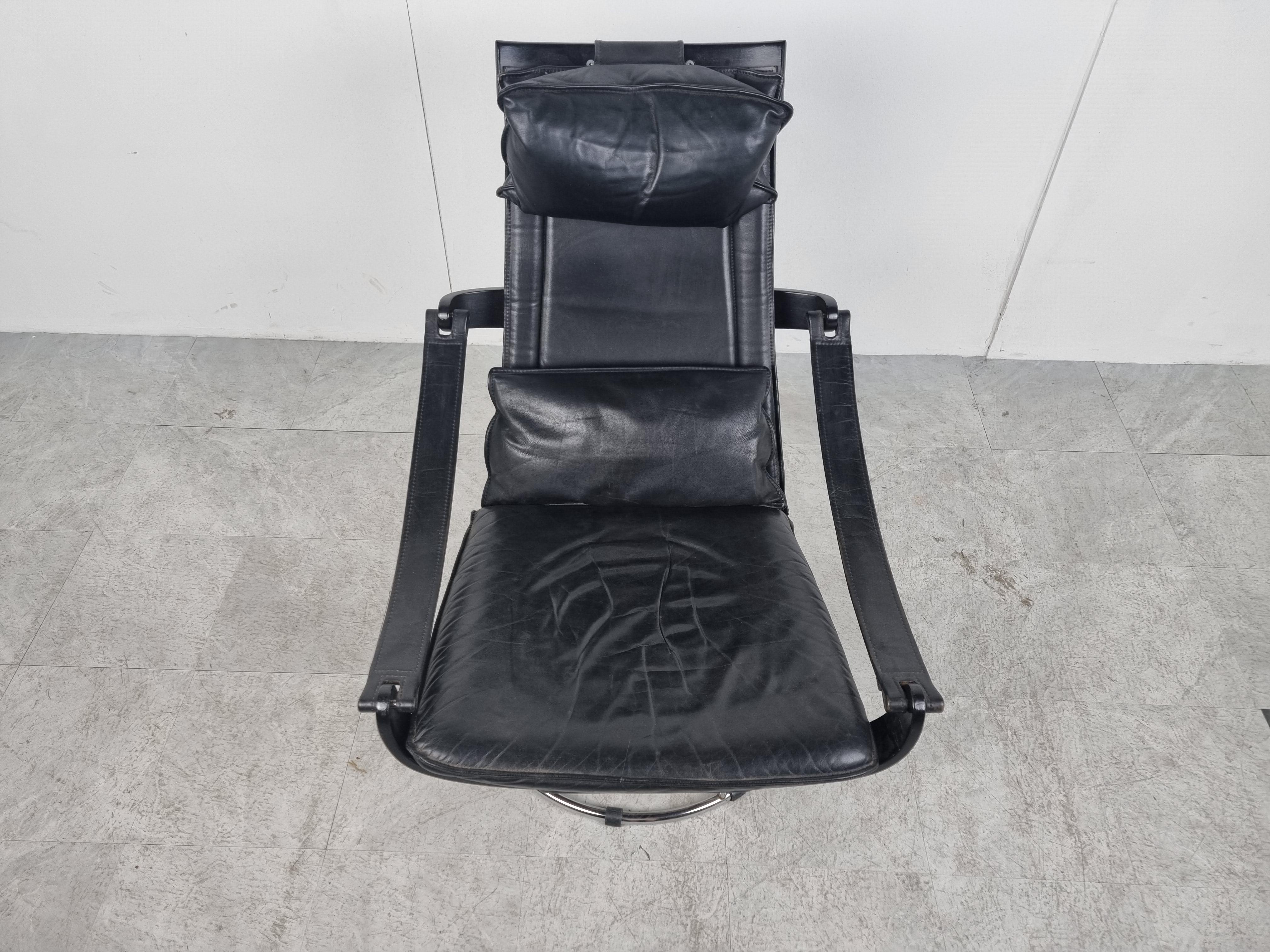 Scandinavian Modern Black leather swivel chair by Ake Fribytter for Nelo Möbel, 1970s For Sale