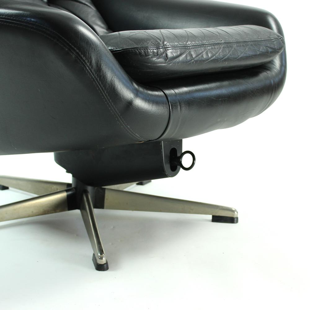 Mid-Century Modern Black Leather Swivel Chair by Peem Company, Finland, circa 1960s For Sale